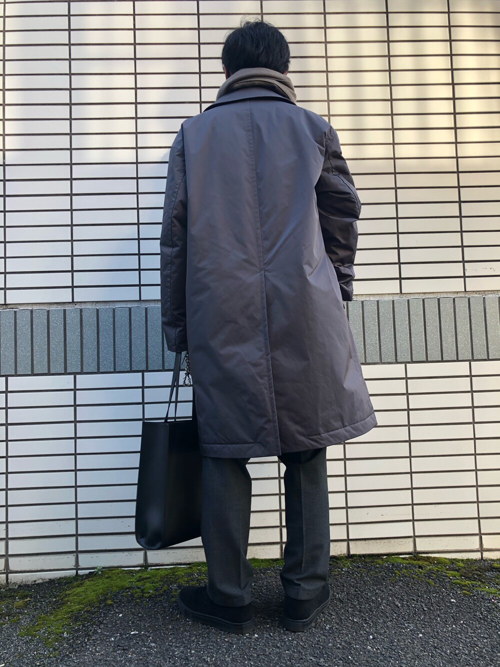 「会社員、ビジネススタイル、ビジネスカジュアル、ステンカラーコート、パデットコート、グレー、オーバーサイズ、マフラー、グレージュ、ミラノ巻き、スラックス、スクエアバッグ、相互フォロー、プチプラ」｜「AZUL by moussyのECO SUEDE LACE-UP SHOES／エコスエードレースアップシューズ（ドレスシューズ、ブラック系）」を使った、らっしー［相互フォロー］さん（メンズ・169cm）の冬コーディネートの3枚目の写真