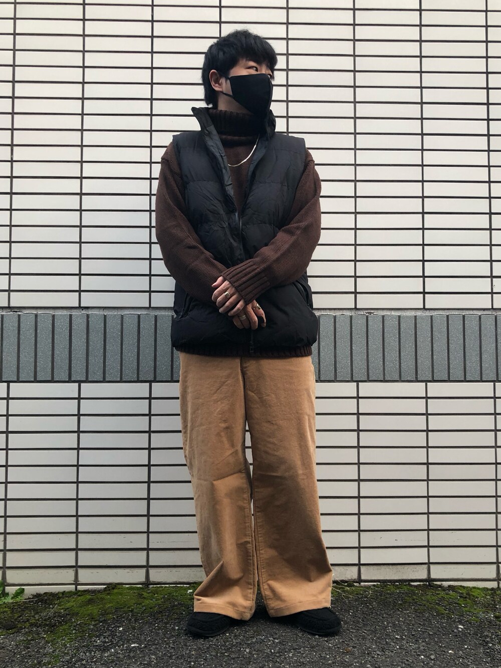 「メンズファッション、秋冬コーデ、休日スタイル、オーバーサイズ、コーデュロイ、ワイトパンツ、ダウンベスト、タートルネック、ブラウン、ベージュ、ベスト、GU、プチプラコーデ、相互フォロー」｜「UNIQLO ¥1990のコーデュロイワイドパンツ（パンツ、ベージュ系）」を使った、らっしー［相互フォロー］さん（メンズ・169cm）の冬コーディネートの2枚目の写真