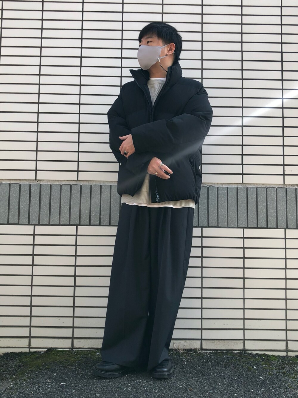 「冬コーデ、ダウンジャケット、グレー、ニット、ワイドパンツ、革靴、WYM、Nilway、休日スタイル、今日のコーデ、カジュアル、シンプルコーデ、ゆったりコーデ、相互フォロー」｜「GU ¥3990のリアルレザーＵチップシューズ（シューズ、ブラック系）」を使った、らっしー［相互フォロー］さん（メンズ・169cm）の冬コーディネートの2枚目の写真
