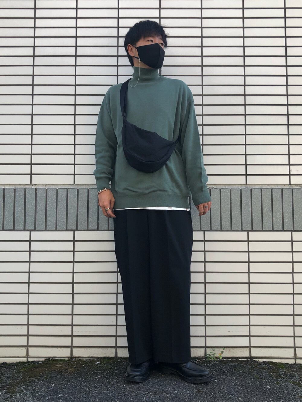 「秋ルック紹介するよ、シンプル、秋服、大人カジュアル、ショルダーバッグ、UNIQLO、プチプラ、革靴、レイヤードスタイル、ハイネック、ニット、グリーン、相互フォロー、シンプルスタイル」｜「GU ¥3990のリアルレザーＵチップシューズ（シューズ、ブラック系）」を使った、らっしー［相互フォロー］さん（メンズ・169cm）の秋コーディネートの3枚目の写真
