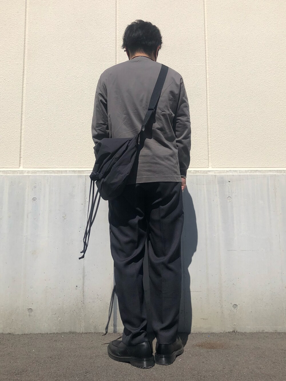 「休日スタイル、シンプルコーデ、ワイドパンツ、ロンT、カジュアルコーデ、今日のコーデ、低身長コーデ、ワイドスラックス、革靴、ショルダーバッグ、シルバーアクセサリー、相互フォロー、オリーブ、UNIQLO U、UNIQLO」｜「GU ¥3990のリアルレザーＵチップシューズ（シューズ、ブラック系）」を使った、らっしー［相互フォロー］さん（メンズ・169cm）の秋コーディネートの3枚目の写真