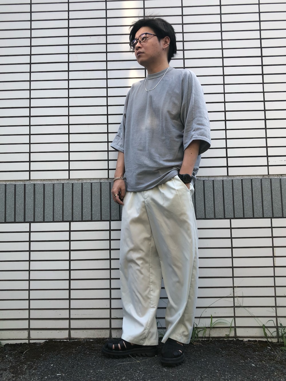「今日のコーデ、休日コーデ、シンプルコーデ、低身長コーデ、ニットTシャツ、グルカサンダル、白スラックス、オーバーサイズ、シルバーアクセサリー、メガネ男子、オトナカジュアル、相互フォロー、淡色コーデ、WYM LIDNM」｜「WYM LIDNMのSUEDE COMBINATION SHARK SOLE GURKHA（サンダル、ブラック系）」を使った、らっしー［相互フォロー］さん（メンズ・169cm）の夏コーディネートの3枚目の写真