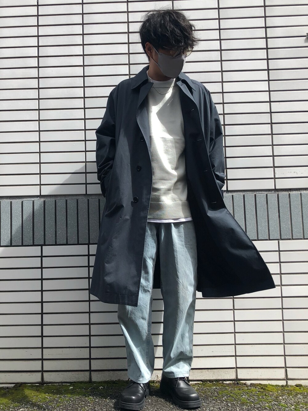 「春服デビュー宣言、休日コーデ、メンズコーデ、春コーデ、ステンカラーコート、淡色コーデ、デニム、ワイドデニム、春ニット、UNIQLO U、GU、tk.TAKEO KIKUCHI、大人カジュアル、相互フォロー」｜「tk.TAKEO KIKUCHIのスクエア3ホールボリュームシューズ（ドレスシューズ、ブラック系）」を使った、らっしー［相互フォロー］さん（メンズ・169cm）の春コーディネートの3枚目の写真
