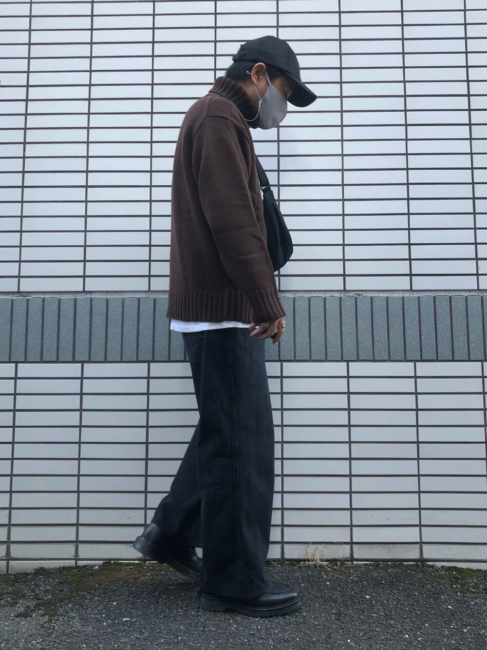 「秋コーデ、きれいめカジュアル、低身長、シンプルコーデ、デニムパンツ、バギーデニム、キャップ、タートルネック、ニット、ブラウン、レイヤードスタイル、ショルダーバッグ、相互フォロー、UNIQLO、GU」｜「GU ¥3990のリアルレザーＵチップシューズ（シューズ、ブラック系）」を使った、らっしー［相互フォロー］さん（メンズ・169cm）の秋コーディネートの2枚目の写真