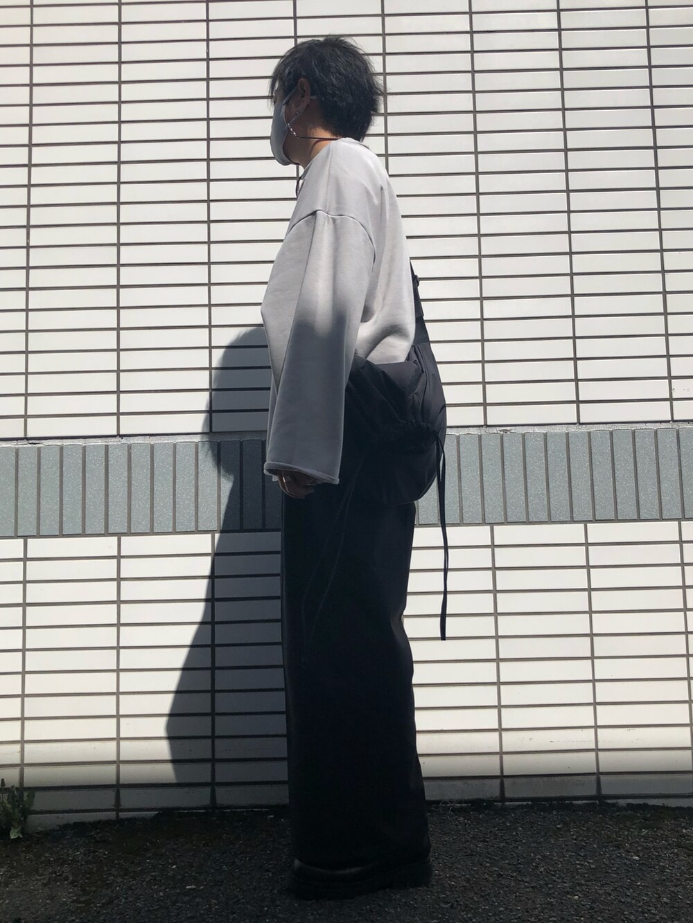 「春服、休日スタイル、シンプルコーデ、オーバーサイズ、ショルダーバッグ、UNIQLO U、スラックス、スクエアトゥ、革靴、スウェット、レイヤードスタイル、春コーデ、相互フォロー」｜「tk.TAKEO KIKUCHIのスクエア3ホールボリュームシューズ（ドレスシューズ、ブラック系）」を使った、らっしー［相互フォロー］さん（メンズ・169cm）の春コーディネートの2枚目の写真