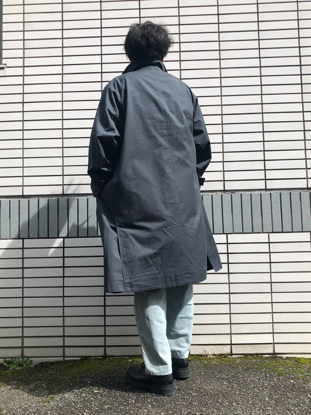 「春服デビュー宣言、休日コーデ、メンズコーデ、春コーデ、ステンカラーコート、淡色コーデ、デニム、ワイドデニム、春ニット、UNIQLO U、GU、tk.TAKEO KIKUCHI、大人カジュアル、相互フォロー」｜「tk.TAKEO KIKUCHIのスクエア3ホールボリュームシューズ（ドレスシューズ、ブラック系）」を使った、らっしー［相互フォロー］さん（メンズ・169cm）の春コーディネートの5枚目の写真