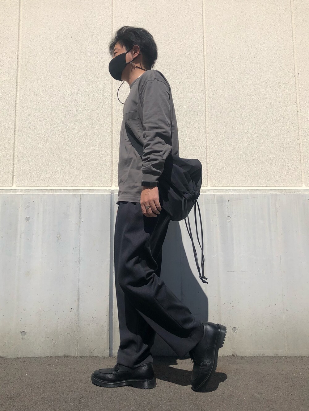 「休日スタイル、シンプルコーデ、ワイドパンツ、ロンT、カジュアルコーデ、今日のコーデ、低身長コーデ、ワイドスラックス、革靴、ショルダーバッグ、シルバーアクセサリー、相互フォロー、オリーブ、UNIQLO U、UNIQLO」｜「GU ¥3990のリアルレザーＵチップシューズ（シューズ、ブラック系）」を使った、らっしー［相互フォロー］さん（メンズ・169cm）の秋コーディネートの2枚目の写真