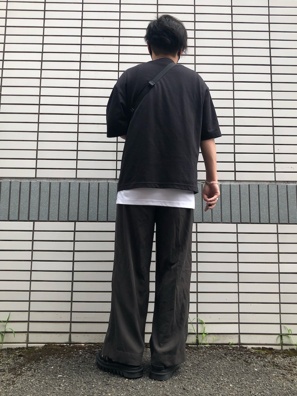 「夏コーデ、カジュアルコーデ、メンズファッション、シンプルスタイル、ワイドスラックス、レイヤードスタイル、グルカサンダル、ミニバッグ、黒Tシャツ、シルバーアクセサリー、モノトーン、相互フォロー、無地T、リラックススタイル、WYM LIDNM」｜「WYM LIDNMのSUEDE COMBINATION SHARK SOLE GURKHA（サンダル、ブラック系）」を使った、らっしー［相互フォロー］さん（メンズ・169cm）の夏コーディネートの3枚目の写真