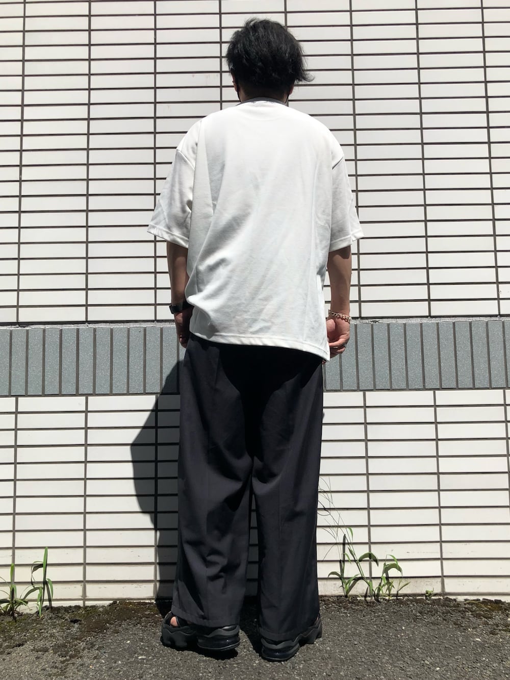 「みんなの白Tフェス、休日コーデ、夏コーデ、オーバーサイズ、夏だ！Tシャツ着よう！、シンプルスタイル、白Tシャツ、スラックス、ワイドスラックス、低身長コーデ、厚底サンダル、シルバーアクセサリー、相互フォロー、プチプラ、サンダル」｜「NIKEのナイキ エア マックス ココ ウィメンズサンダル / Nike Air Max Koko Women's Sandals CI8798-003 Black（サンダル、ブラック系）」を使った、らっしー［相互フォロー］さん（メンズ・169cm）の夏コーディネートの2枚目の写真