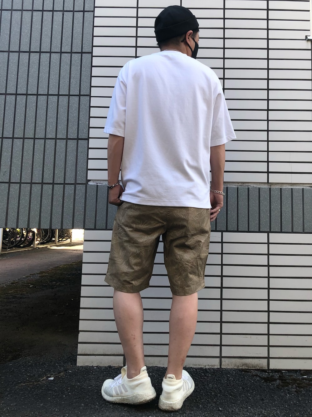 「真夏のアクティブスタイル、シンプル、今日のコーデ、夏、Ｔシャツ、スニーカーコーデ、UNIQLO、GU、ロールキャップ、白Tシャツ、ショートパンツ、ショーツ、マスク、相互フォロー、シンプルコーデ」｜「adidas Originalsの【adidas】PureBOOST LTD（スニーカー、ホワイト系）」を使った、らっしー［相互フォロー］さん（メンズ・169cm）の夏コーディネートの2枚目の写真