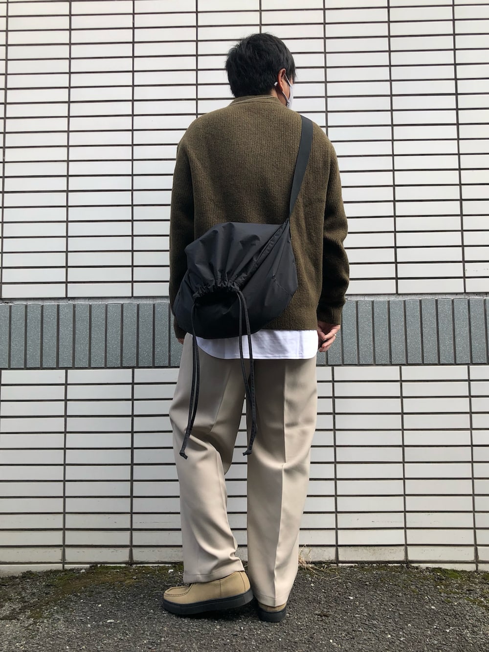 「秋コーデ、カジュアルコーデ、シンプルコーデ、プチプラ、休日コーデ、GU、UNIQLO、モックネック、ニット、バギーパンツ、モカシン、レイヤードスタイル、ショルダーバッグ、流行り、相互フォロー」｜「UNION STATIONのフェイクスエード モカシンスニーカー（モカシン/デッキシューズ、ベージュ系）」を使った、らっしー［相互フォロー］さん（メンズ・169cm）の秋コーディネートの3枚目の写真