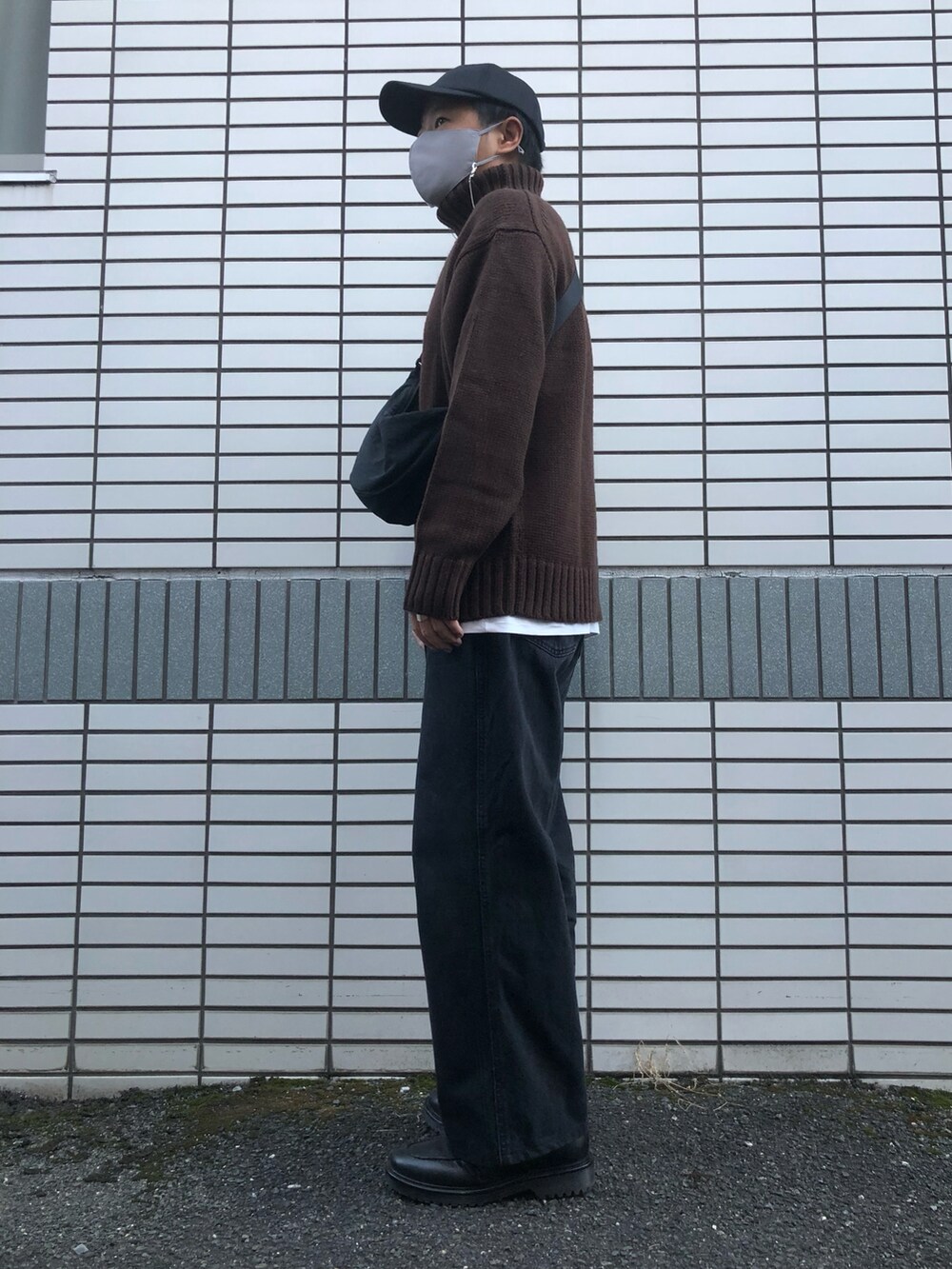 「秋コーデ、きれいめカジュアル、低身長、シンプルコーデ、デニムパンツ、バギーデニム、キャップ、タートルネック、ニット、ブラウン、レイヤードスタイル、ショルダーバッグ、相互フォロー、UNIQLO、GU」｜「GU ¥3990のリアルレザーＵチップシューズ（シューズ、ブラック系）」を使った、らっしー［相互フォロー］さん（メンズ・169cm）の秋コーディネートの3枚目の写真