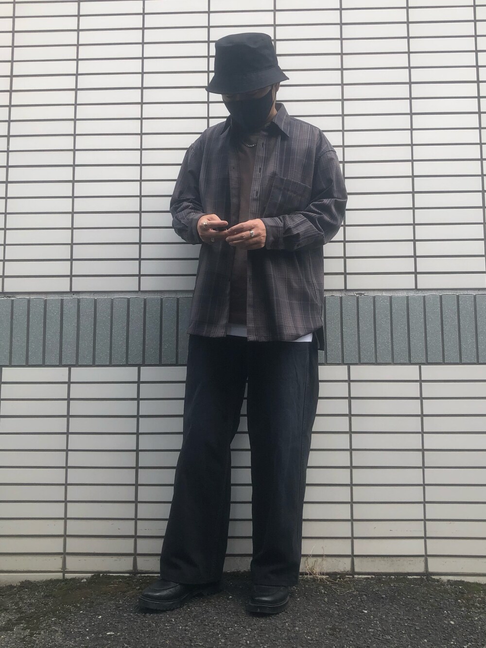 「WEARハロウィン2022、休日スタイル、今日のコーデ、秋コーデ、ワイドパンツ、バケットハット、シャツスタイル、チェック、バギーパンツ、レイヤードスタイル、モノトーン、革靴、UNIQLO、UNIQLO U、相互フォロー」｜「GU ¥3990のリアルレザーＵチップシューズ（シューズ、ブラック系）」を使った、らっしー［相互フォロー］さん（メンズ・169cm）の秋コーディネートの3枚目の写真