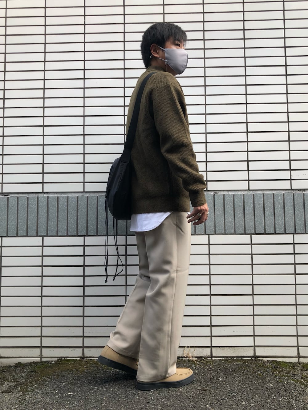「秋コーデ、カジュアルコーデ、シンプルコーデ、プチプラ、休日コーデ、GU、UNIQLO、モックネック、ニット、バギーパンツ、モカシン、レイヤードスタイル、ショルダーバッグ、流行り、相互フォロー」｜「UNION STATIONのフェイクスエード モカシンスニーカー（モカシン/デッキシューズ、ベージュ系）」を使った、らっしー［相互フォロー］さん（メンズ・169cm）の秋コーディネートの2枚目の写真