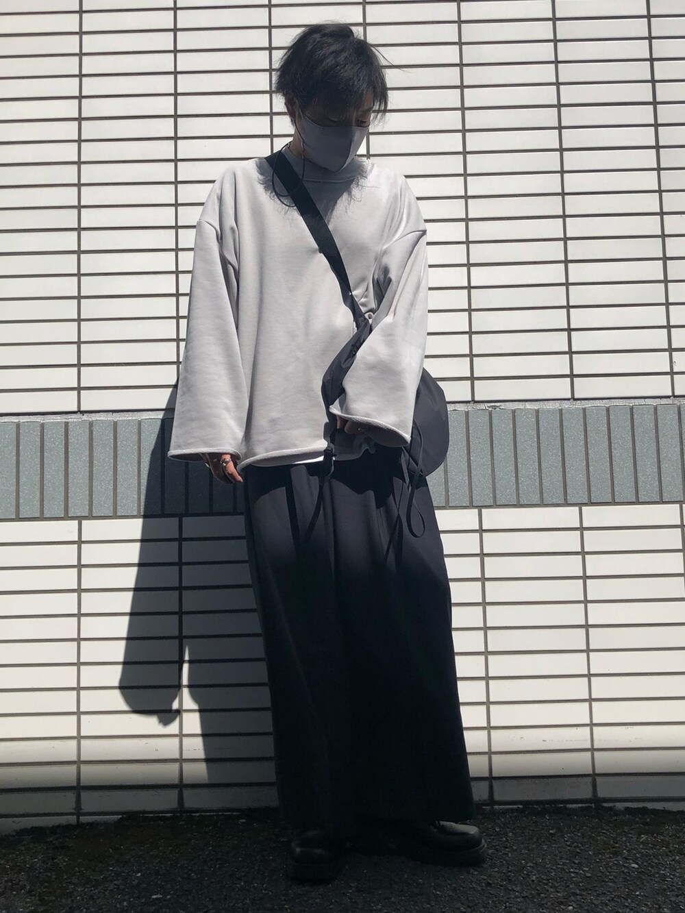 「春服、休日スタイル、シンプルコーデ、オーバーサイズ、ショルダーバッグ、UNIQLO U、スラックス、スクエアトゥ、革靴、スウェット、レイヤードスタイル、春コーデ、相互フォロー」｜「tk.TAKEO KIKUCHIのスクエア3ホールボリュームシューズ（ドレスシューズ、ブラック系）」を使った、らっしー［相互フォロー］さん（メンズ・169cm）の春コーディネートの4枚目の写真