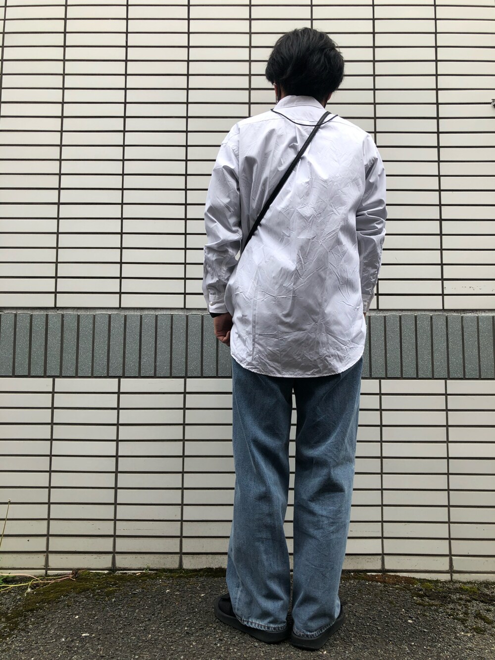 「シンプル、春コーデ、シンプルコーデ、リラックススタイル、プチプラ、白シャツ、ミニバッグ、デニム、サンダル、靴下 × サンダル、UNIQLO、youtube、相互フォロー、シャツスタイル」｜「UNIQLOのアイテム（サンダル、ブラック系）」を使った、らっしー［相互フォロー］さん（メンズ・169cm）の春コーディネートの2枚目の写真