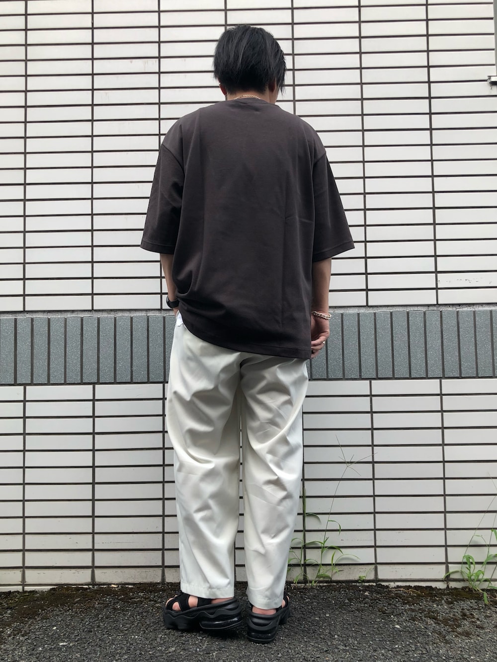 「シンプルコーデ、ビッグシルエット、夏だ！Tシャツ着よう！、低身長、UNIQLO U、厚底サンダル、スラックス、白ボトム、シルバーアクセサリー、リラックススタイル、白スラックス、相互フォロー、プチプラ、NIKE」｜「NIKEのナイキ エア マックス ココ ウィメンズサンダル / Nike Air Max Koko Women's Sandals CI8798-003 Black（サンダル、ブラック系）」を使った、らっしー［相互フォロー］さん（メンズ・169cm）の夏コーディネートの3枚目の写真