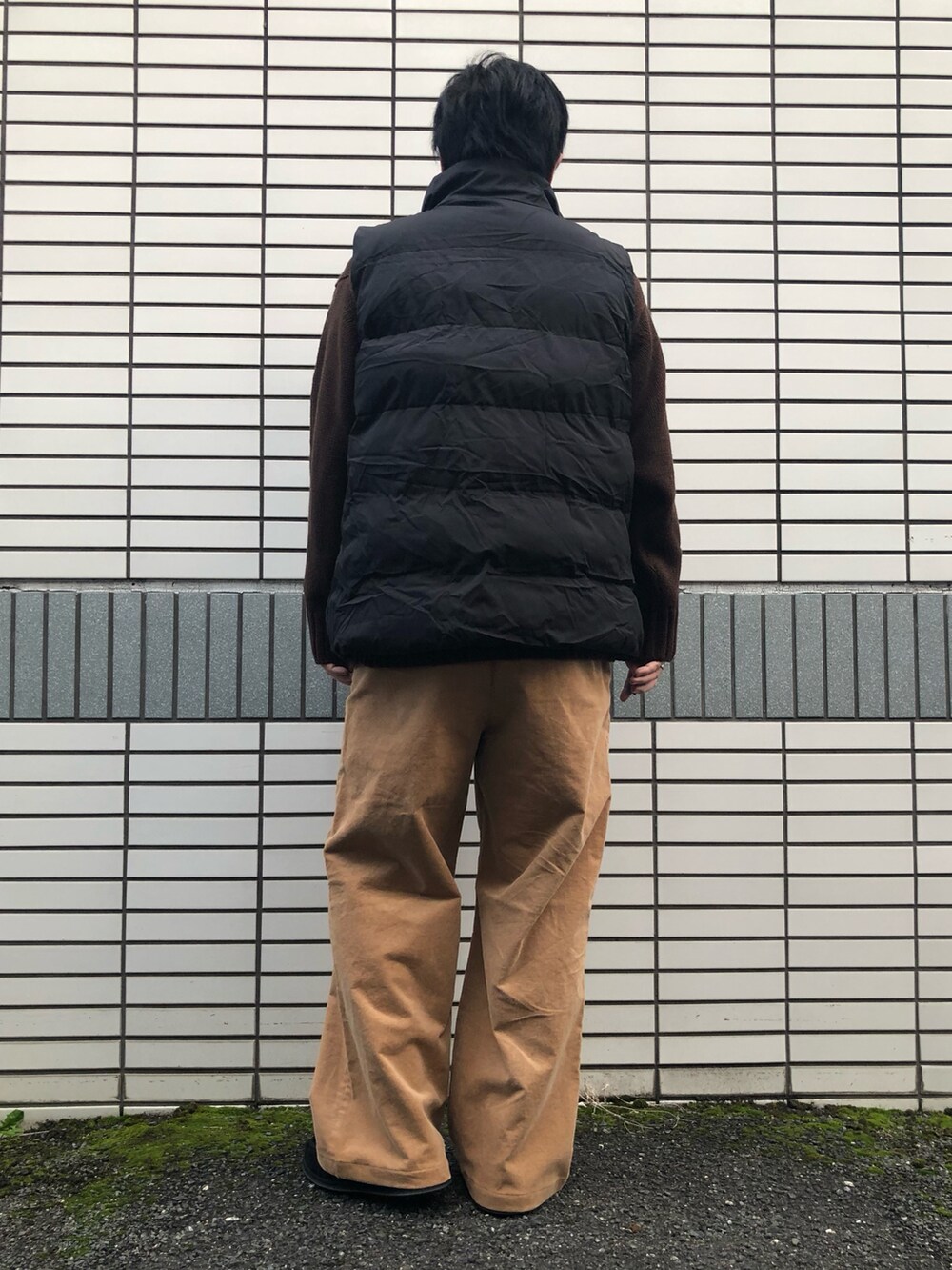 「メンズファッション、秋冬コーデ、休日スタイル、オーバーサイズ、コーデュロイ、ワイトパンツ、ダウンベスト、タートルネック、ブラウン、ベージュ、ベスト、GU、プチプラコーデ、相互フォロー」｜「UNIQLO ¥1990のコーデュロイワイドパンツ（パンツ、ベージュ系）」を使った、らっしー［相互フォロー］さん（メンズ・169cm）の冬コーディネートの4枚目の写真