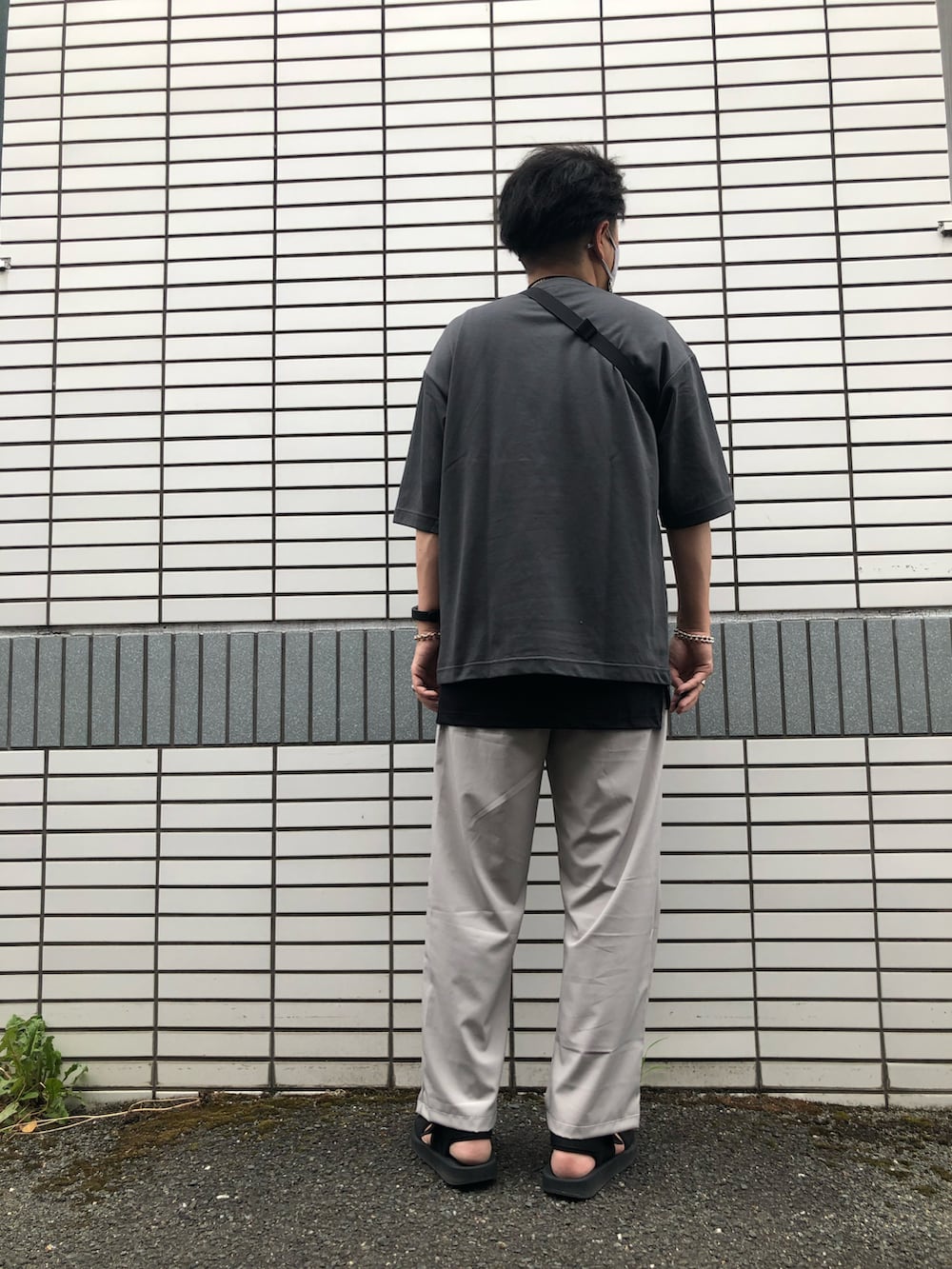 「夏コーデ、リラックススタイル、きれいめカジュアル、いいね、save、フォローお願いします🤑、シンプルコーデ、UNIQLO、GU、サンダル、グレー、ミニバッグ、レイヤードスタイル、プチプラ、相互フォロー、シルバーアクセサリー、ワイドパンツ」｜「UNIQLO Uのサンダル（サンダル、ブラック系）」を使った、らっしー［相互フォロー］さん（メンズ・169cm）の夏コーディネートの3枚目の写真