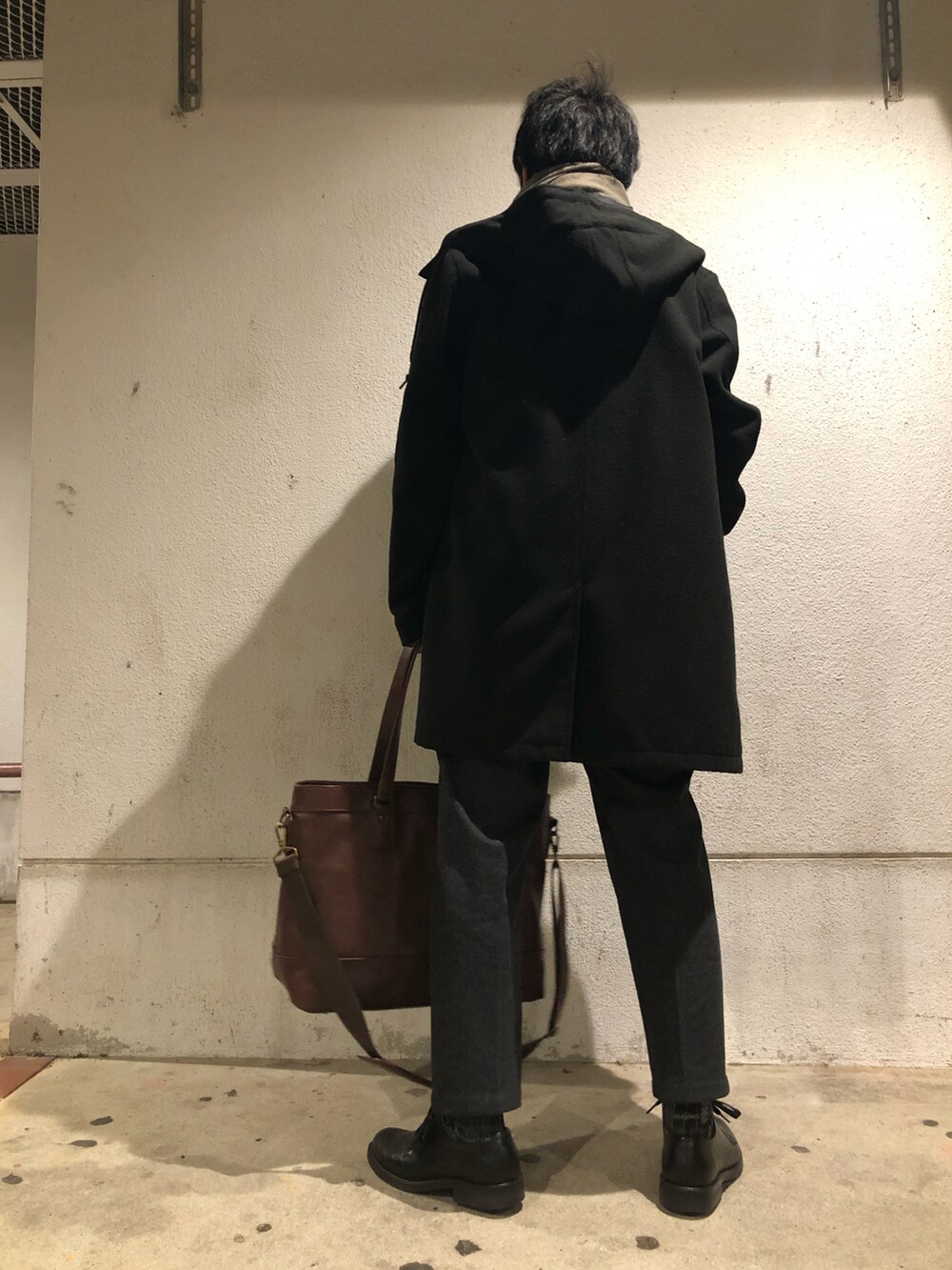 「ニット、UNIQLO、レイヤードスタイル、大人カジュアル、休日スタイル、きれいめカジュアル、コートスタイル、マフラーコーデ、ミラノ巻き、ハイネック、大人コーデ、オーバーサイズ」｜「SENSE OF PLACE by URBAN RESEARCHの無地ストール（マフラー、ベージュ系）」を使った、らっしー［相互フォロー］さん（メンズ・169cm）の秋コーディネートの4枚目の写真