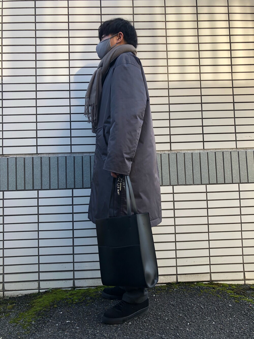 「会社員、ビジネススタイル、ビジネスカジュアル、ステンカラーコート、パデットコート、グレー、オーバーサイズ、マフラー、グレージュ、ミラノ巻き、スラックス、スクエアバッグ、相互フォロー、プチプラ」｜「AZUL by moussyのECO SUEDE LACE-UP SHOES／エコスエードレースアップシューズ（ドレスシューズ、ブラック系）」を使った、らっしー［相互フォロー］さん（メンズ・169cm）の冬コーディネートの2枚目の写真