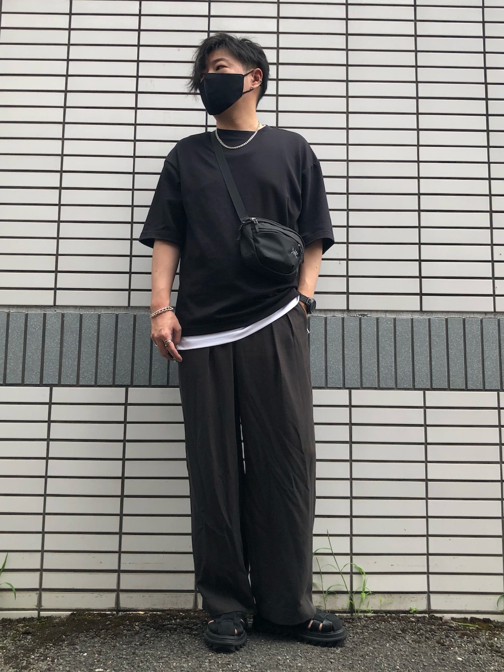 「夏コーデ、カジュアルコーデ、メンズファッション、シンプルスタイル、ワイドスラックス、レイヤードスタイル、グルカサンダル、ミニバッグ、黒Tシャツ、シルバーアクセサリー、モノトーン、相互フォロー、無地T、リラックススタイル、WYM LIDNM」｜「WYM LIDNMのSUEDE COMBINATION SHARK SOLE GURKHA（サンダル、ブラック系）」を使った、らっしー［相互フォロー］さん（メンズ・169cm）の夏コーディネートの4枚目の写真