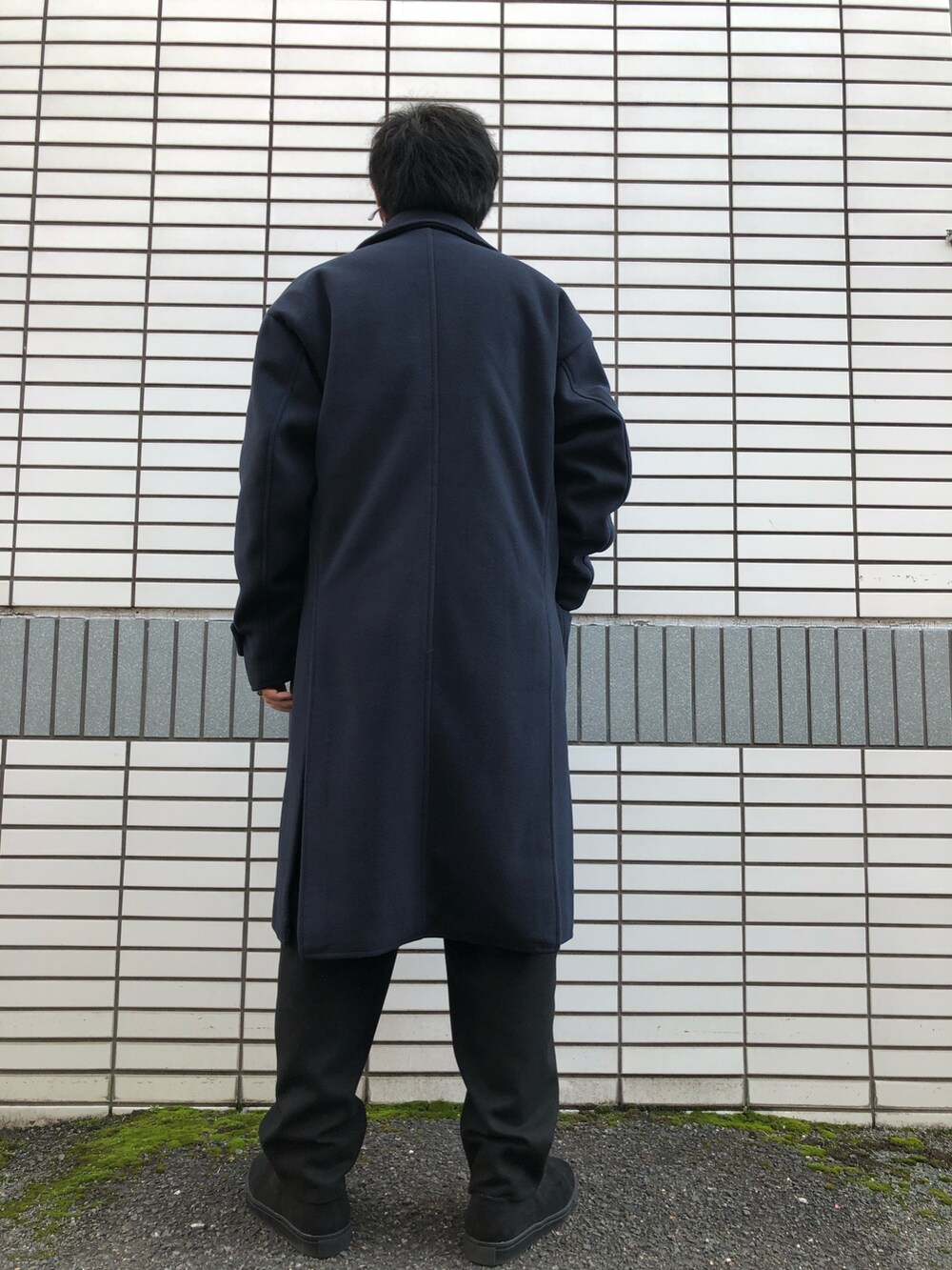 「クリスマスに着たい服、休日スタイル、きれいめコーディネート、ビックシルエット、アウター、チェスターコート、ネイビー、ロングコート、カーディガン、ブラック、ワイドパンツ、黒パンツ、ハイネック、レイヤードスタイル」｜「AZUL by moussyのECO SUEDE LACE-UP SHOES／エコスエードレースアップシューズ（ドレスシューズ、ブラック系）」を使った、らっしー［相互フォロー］さん（メンズ・169cm）の冬コーディネートの3枚目の写真