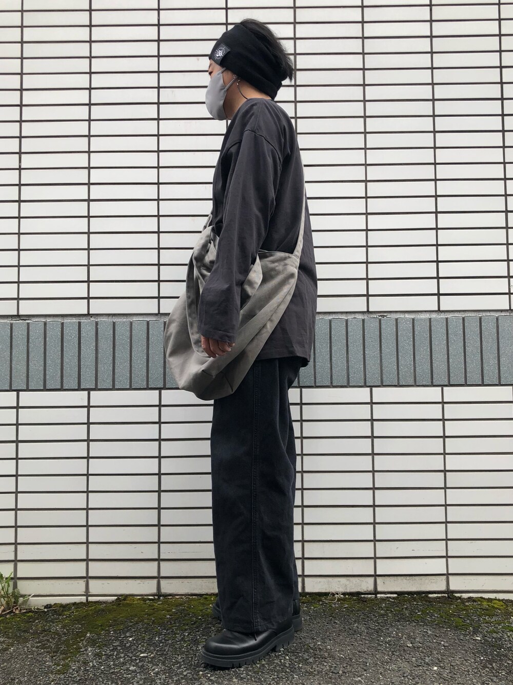 「休日スタイル、シンプルコーデ、ビッグシルエット、オーバーサイズ、WYM、WYM LIDNM、デカバッグ、ワイドパンツ、バギーデニム、スクエアトゥ、ヘッドバンド、ヘアバンド、シルバーアクセサリー、相互フォロー」｜「UNIQLO ¥3990のバギージーンズ（デニムパンツ、グレー系）」を使った、らっしー［相互フォロー］さん（メンズ・169cm）の春コーディネートの2枚目の写真