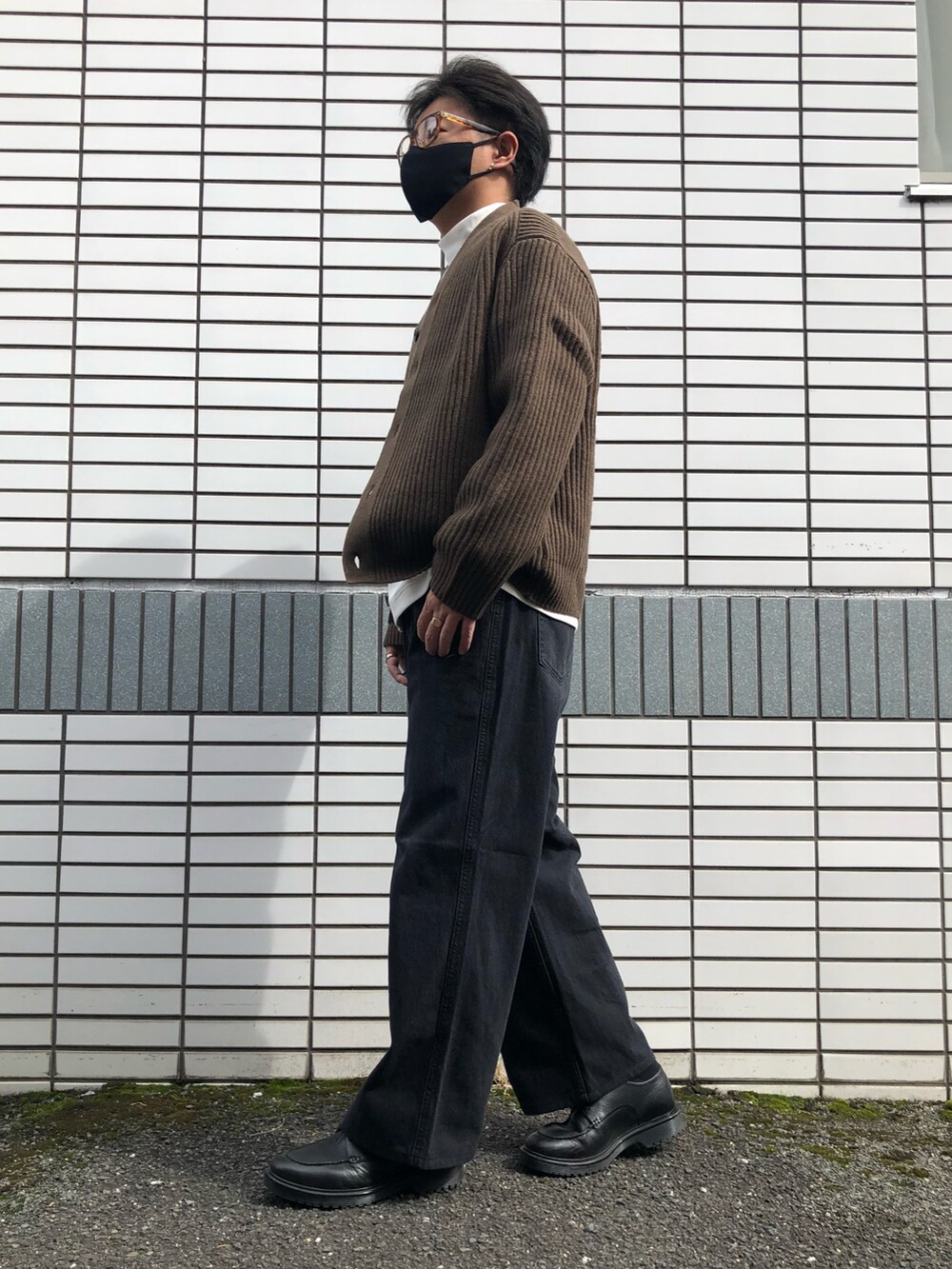 「秋のコーデ、大人カジュアル、ワイドパンツ、休日スタイル、UNIQLO U、バギージーンズ、革靴、モックネック、秋ルック紹介するよ、プチプラコーデ、相互フォロー、UNIQLO、ブラウン、メガネ男子、カーディガン」｜「GU ¥3990のリアルレザーＵチップシューズ（シューズ、ブラック系）」を使った、らっしー［相互フォロー］さん（メンズ・169cm）の秋コーディネートの2枚目の写真