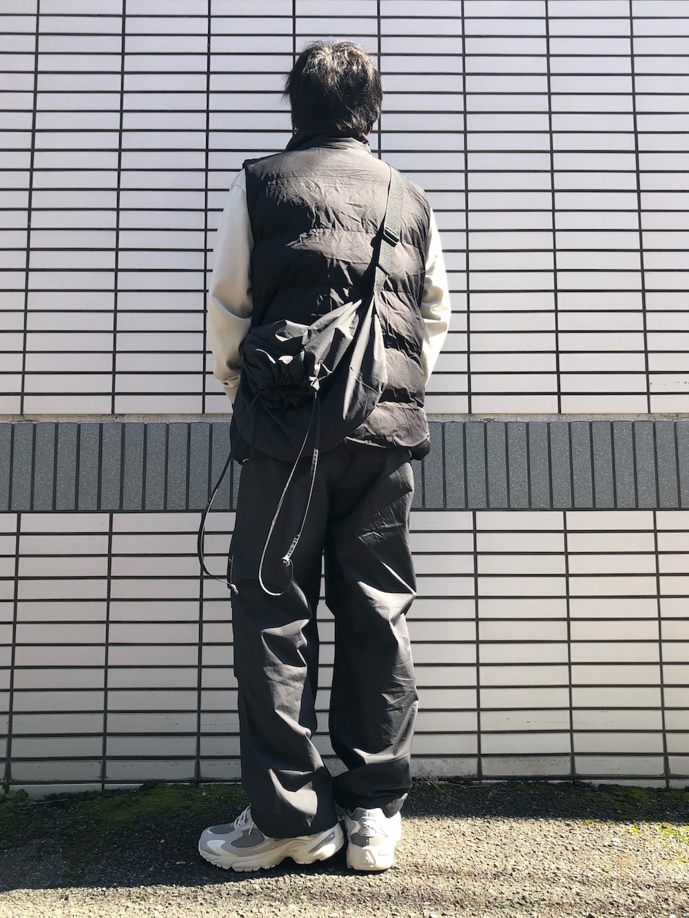 「休日スタイル、春コーデ、プチプラ、ダウンベスト、春ニット、パラシュートパンツ、ニューバランス、725、UNIQLO U、スポーツミックス、カジュアルコーデ、ショルダーバッグ、グレー、相互フォロー」｜「NEW BALANCEのNew Balance ML725AA / ニューバランス ML725AA（スニーカー、グレー系）」を使った、らっしー［相互フォロー］さん（メンズ・169cm）の冬コーディネートの2枚目の写真
