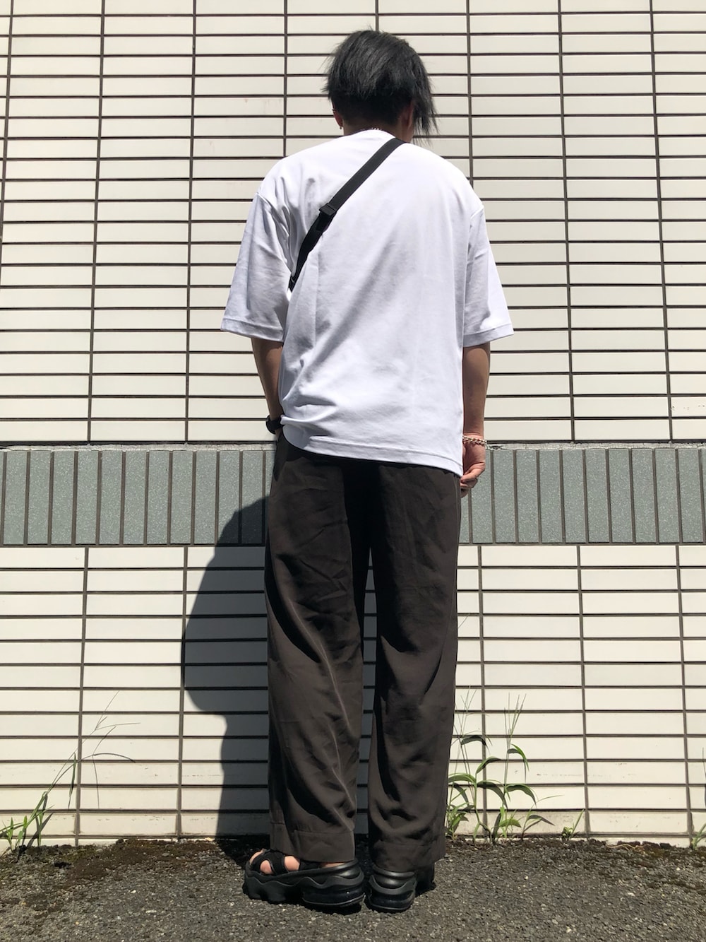 「夏コーデ、大人カジュアル、休日コーデ、Ｔシャツ、白Tシャツ、スラックス、厚底サンダル、サンダルコーデ、ミニバッグ、オーバーサイズ、WYM LIDNM、ナイキ、アークテリクス、シルバーアクセサリー、相互フォロー」｜「NIKEのナイキ エア マックス ココ ウィメンズサンダル / Nike Air Max Koko Women's Sandals CI8798-003 Black（サンダル、ブラック系）」を使った、らっしー［相互フォロー］さん（メンズ・169cm）の夏コーディネートの2枚目の写真