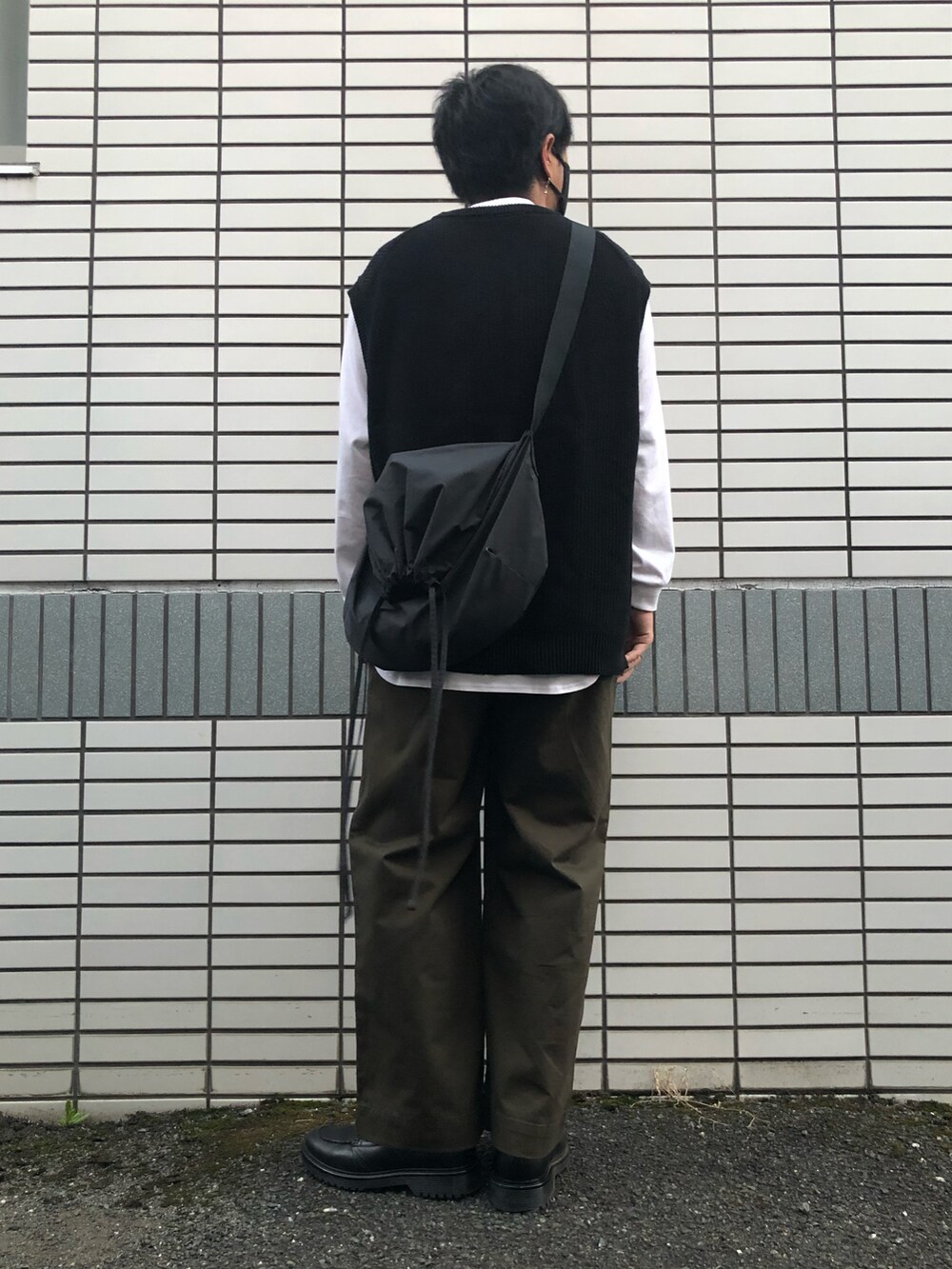 「秋のコーデ、シンプル、大人カジュアル、シンプルコーデ、低身長コーデ、ショルダーバッグ、レイヤードスタイル、ニットベスト、モノトーン、ワイドパンツ、タックパンツ、革靴、GU、UNIQLO U、相互フォロー」｜「GU ¥3990のリアルレザーＵチップシューズ（シューズ、ブラック系）」を使った、らっしー［相互フォロー］さん（メンズ・169cm）の秋コーディネートの3枚目の写真