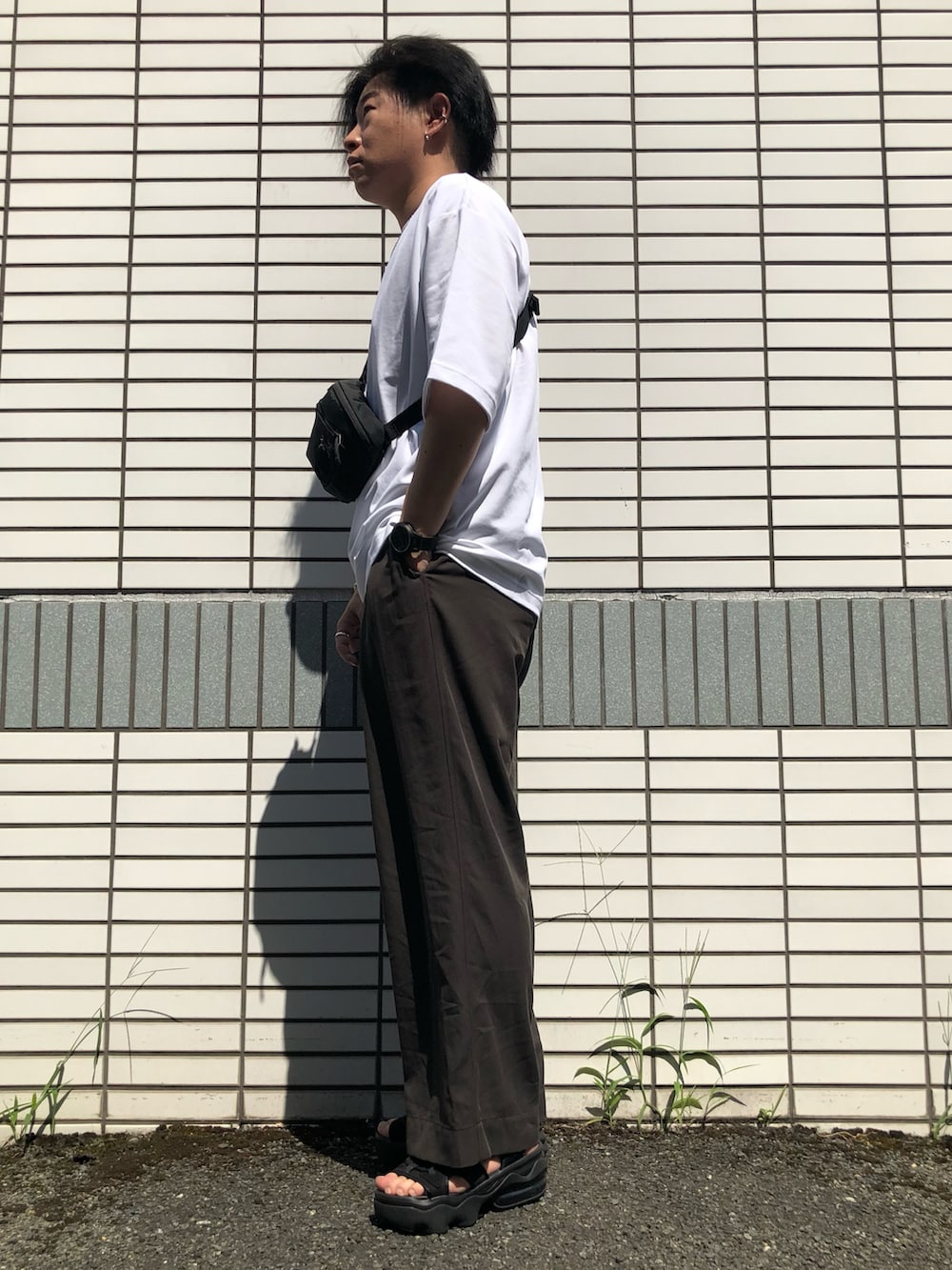 「夏コーデ、大人カジュアル、休日コーデ、Ｔシャツ、白Tシャツ、スラックス、厚底サンダル、サンダルコーデ、ミニバッグ、オーバーサイズ、WYM LIDNM、ナイキ、アークテリクス、シルバーアクセサリー、相互フォロー」｜「NIKEのナイキ エア マックス ココ ウィメンズサンダル / Nike Air Max Koko Women's Sandals CI8798-003 Black（サンダル、ブラック系）」を使った、らっしー［相互フォロー］さん（メンズ・169cm）の夏コーディネートの3枚目の写真