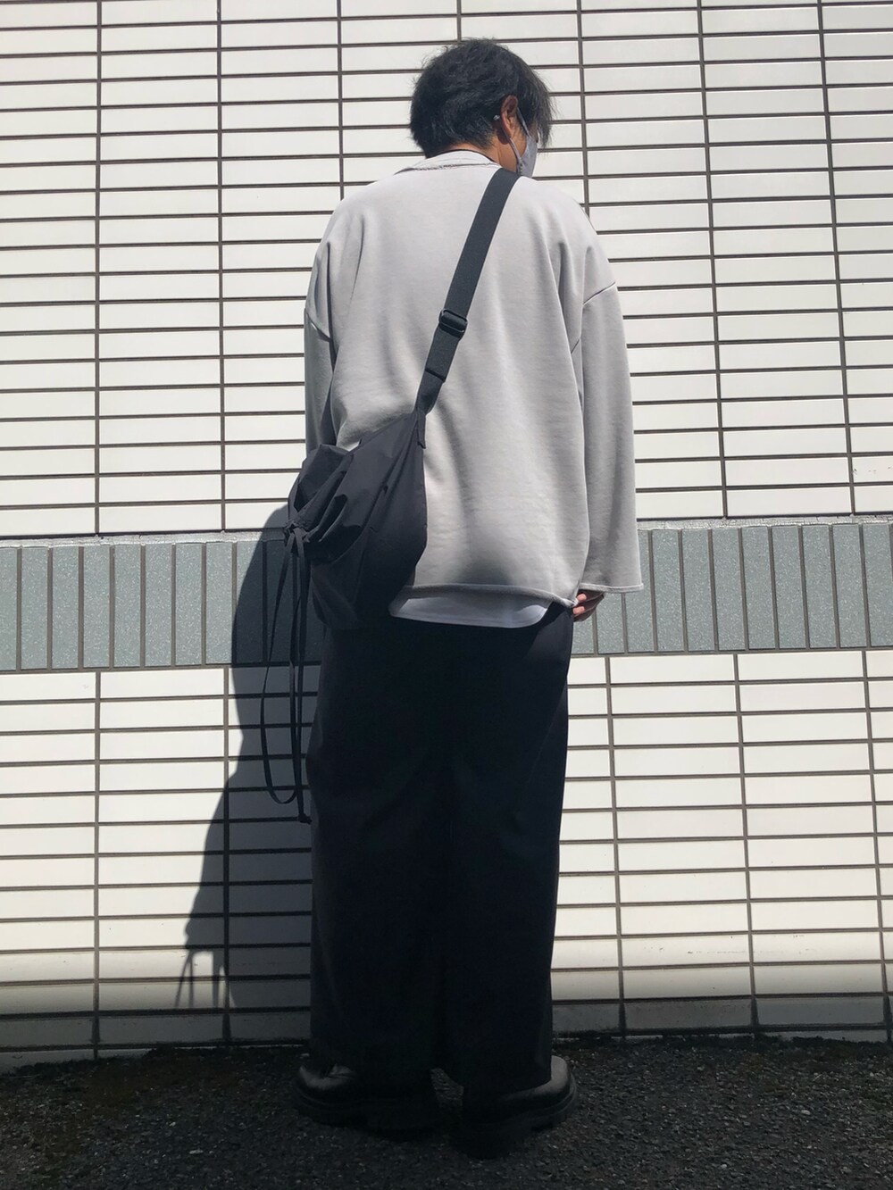 「春服、休日スタイル、シンプルコーデ、オーバーサイズ、ショルダーバッグ、UNIQLO U、スラックス、スクエアトゥ、革靴、スウェット、レイヤードスタイル、春コーデ、相互フォロー」｜「tk.TAKEO KIKUCHIのスクエア3ホールボリュームシューズ（ドレスシューズ、ブラック系）」を使った、らっしー［相互フォロー］さん（メンズ・169cm）の春コーディネートの3枚目の写真