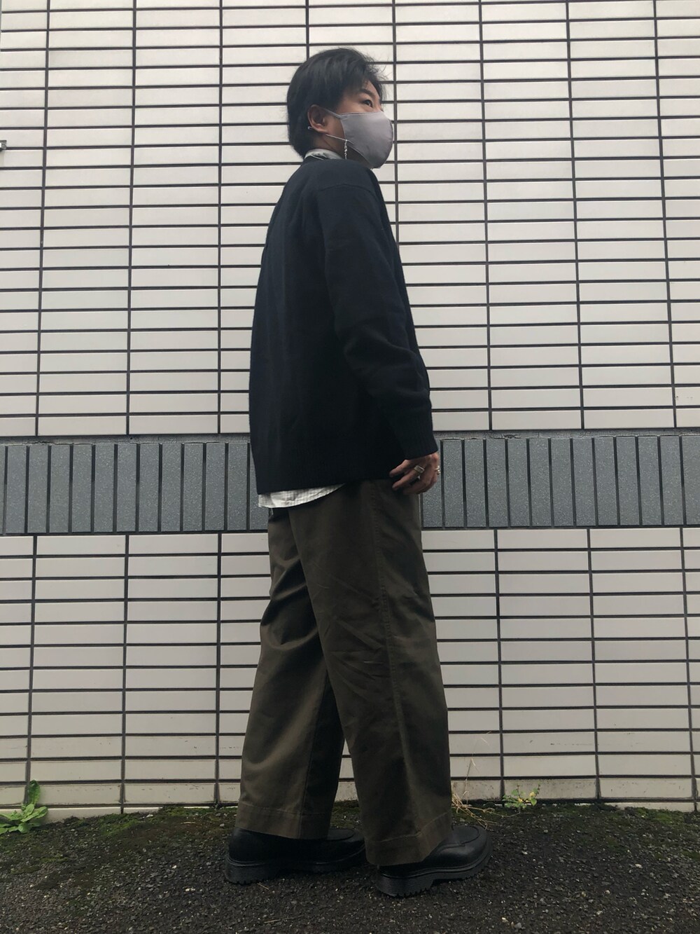 「秋コーデ、シンプル、大人カジュアル、プチプラ、軍パン、カーディガン、オリーブ、ワイドパンツ、革靴、シャツスタイル、ショルダーバッグ、タックパンツ、UNIQLO U、秋ルック紹介するよ、相互フォロー」｜「GU ¥3990のリアルレザーＵチップシューズ（シューズ、ブラック系）」を使った、らっしー［相互フォロー］さん（メンズ・169cm）の秋コーディネートの2枚目の写真