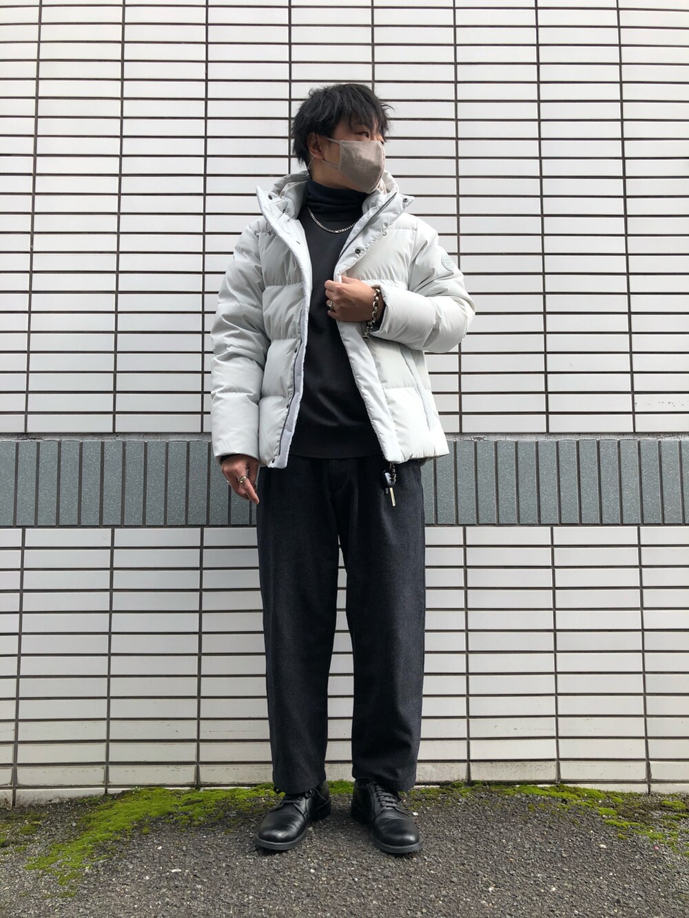 「私の推しブランド、大人コーデ、シンプルコーデ、きれいめカジュアル、UNIQLO、グレー、ダウンジャケット、セーター、ハイネック、アンクルパンツ、ワンタックパンツ、ウールパンツ、革靴、相互フォロー、お洒落さんとつながりたい」｜「tk.TAKEO KIKUCHIのレザーオックスフォードシューズ（ドレスシューズ、ブラック系）」を使った、らっしー［相互フォロー］さん（メンズ・169cm）の冬コーディネートの4枚目の写真