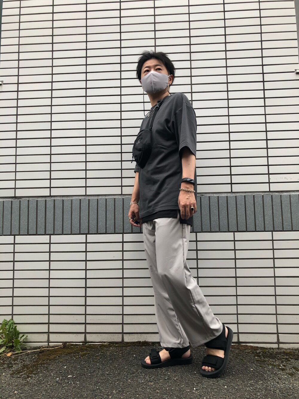 「夏コーデ、リラックススタイル、きれいめカジュアル、いいね、save、フォローお願いします🤑、シンプルコーデ、UNIQLO、GU、サンダル、グレー、ミニバッグ、レイヤードスタイル、プチプラ、相互フォロー、シルバーアクセサリー、ワイドパンツ」｜「UNIQLO Uのサンダル（サンダル、ブラック系）」を使った、らっしー［相互フォロー］さん（メンズ・169cm）の夏コーディネートの2枚目の写真