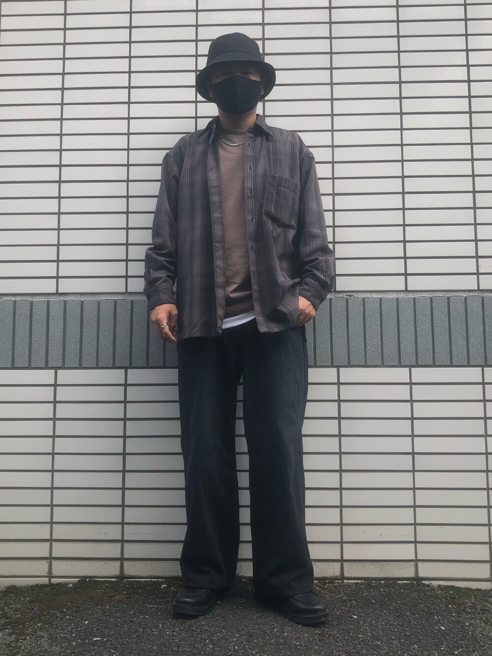 「WEARハロウィン2022、休日スタイル、今日のコーデ、秋コーデ、ワイドパンツ、バケットハット、シャツスタイル、チェック、バギーパンツ、レイヤードスタイル、モノトーン、革靴、UNIQLO、UNIQLO U、相互フォロー」｜「GU ¥3990のリアルレザーＵチップシューズ（シューズ、ブラック系）」を使った、らっしー［相互フォロー］さん（メンズ・169cm）の秋コーディネートの2枚目の写真