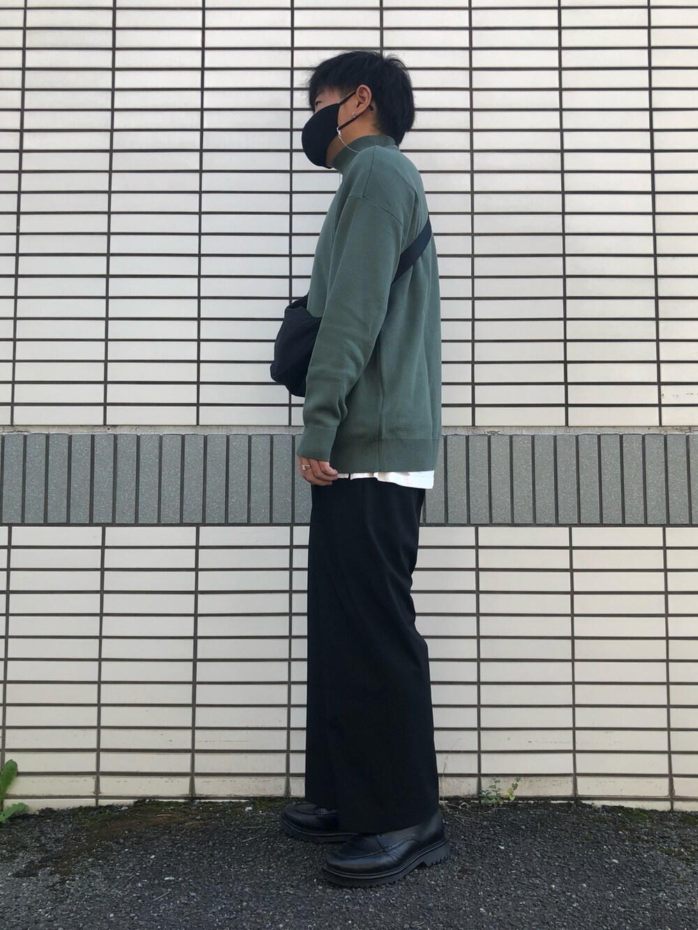 「秋ルック紹介するよ、シンプル、秋服、大人カジュアル、ショルダーバッグ、UNIQLO、プチプラ、革靴、レイヤードスタイル、ハイネック、ニット、グリーン、相互フォロー、シンプルスタイル」｜「GU ¥3990のリアルレザーＵチップシューズ（シューズ、ブラック系）」を使った、らっしー［相互フォロー］さん（メンズ・169cm）の秋コーディネートの2枚目の写真
