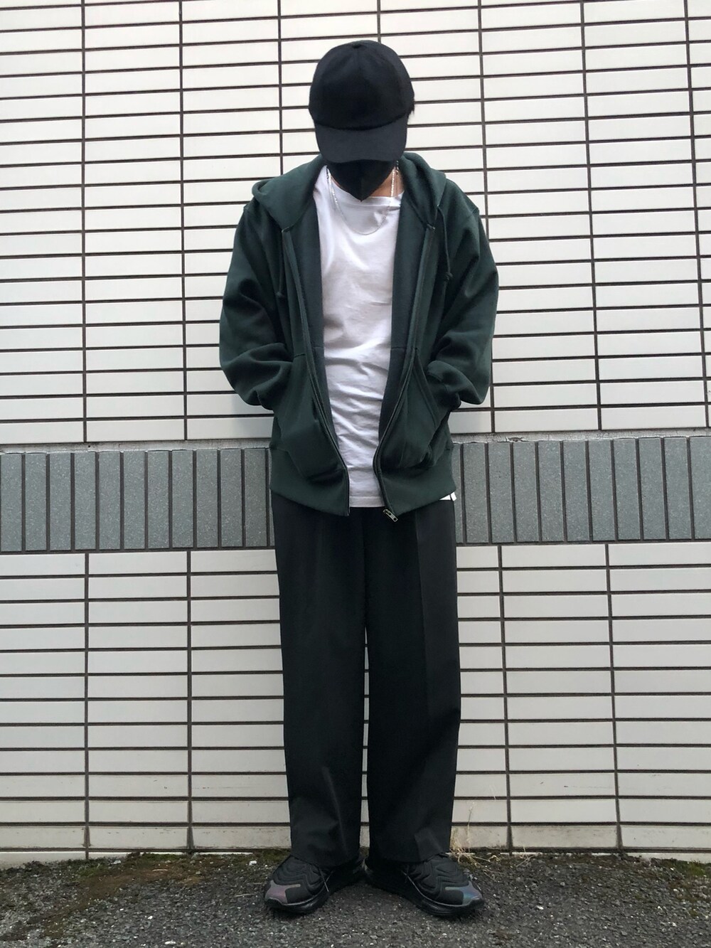 「秋ルック紹介するよ、大人カジュアル、シンプル、ビックシルエット、UNIQLO、ワイドパンツ、パーカー、グリーン、ストリート、スニーカー、ビッグシルエット、キャップ、プチプラ、相互フォロー、youtube」｜「UNIQLO ¥3990のタックワイドパンツ（パンツ、ブラック系）」を使った、らっしー［相互フォロー］さん（メンズ・169cm）の秋コーディネートの2枚目の写真