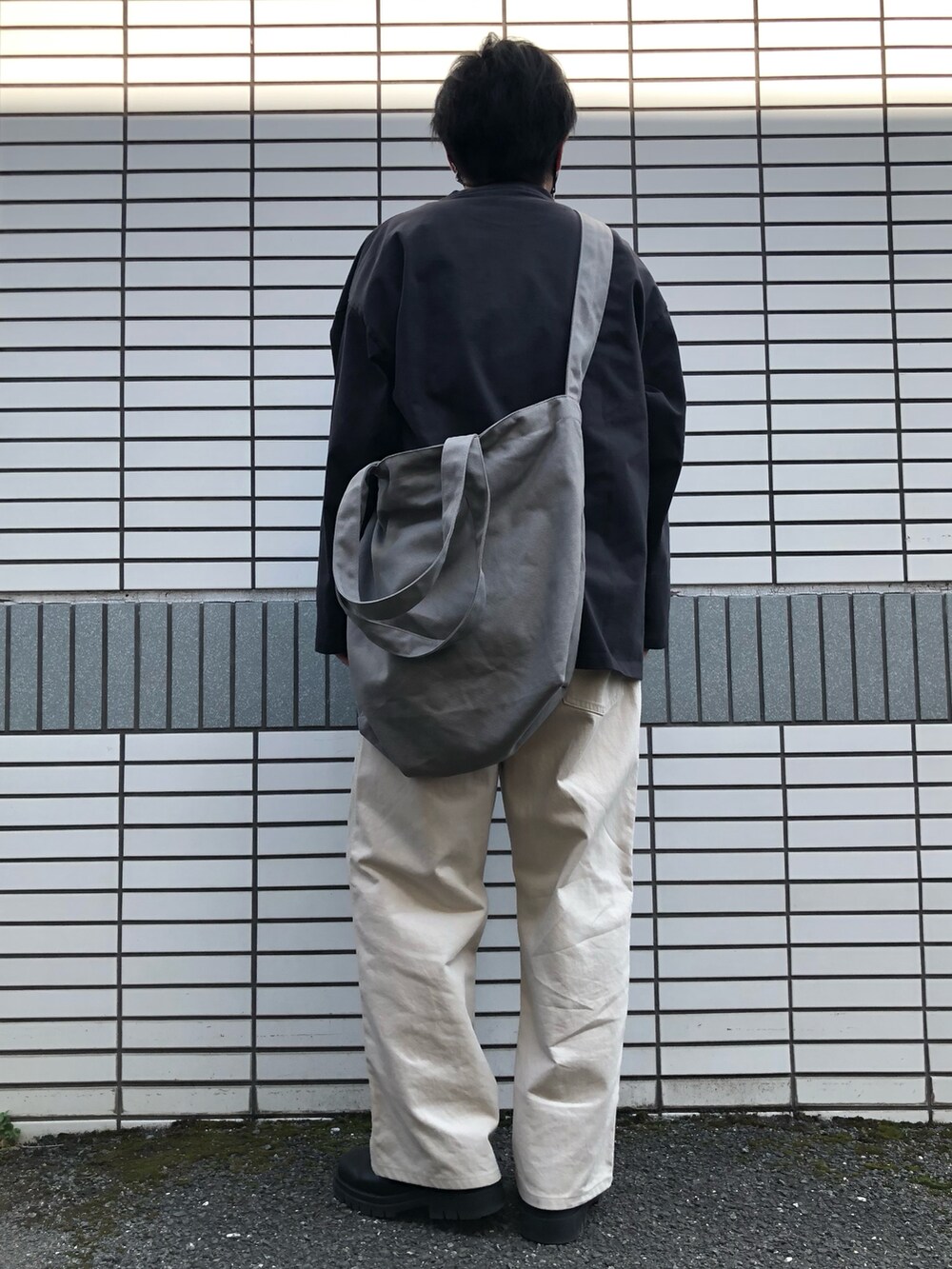 「オトナカジュアル、春コーデ、オーバーサイズ、いいね、save、フォローお願いします🤑、メンズコーデ、WYM、デカバッグ、革靴、バギーデニム、ロンT、UNIQLO、tk.TAKEO KIKUCHI、メガネ男子、花見、相互フォロー」｜「tk.TAKEO KIKUCHIのスクエア3ホールボリュームシューズ（ドレスシューズ、ブラック系）」を使った、らっしー［相互フォロー］さん（メンズ・169cm）の春コーディネートの2枚目の写真