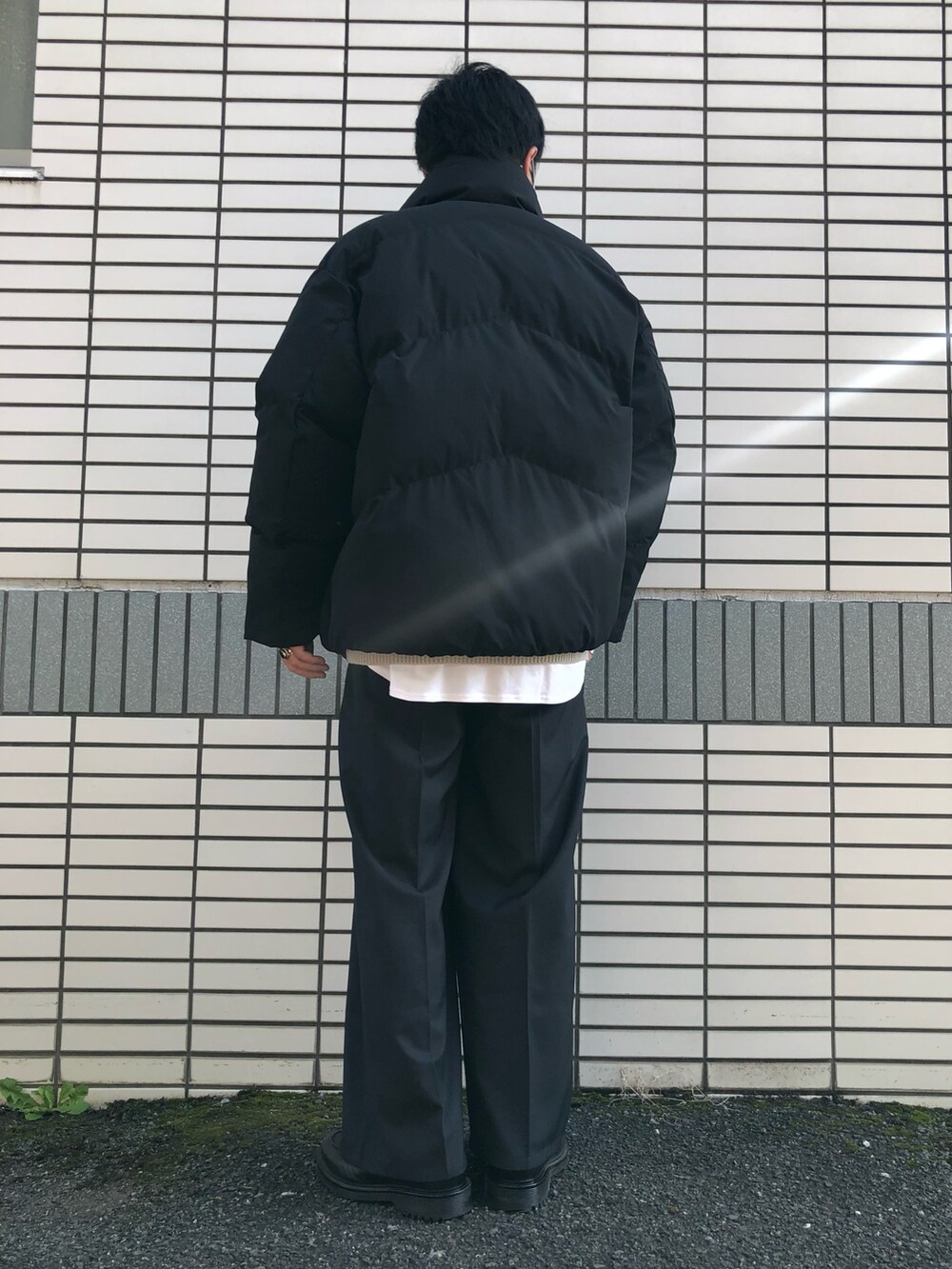 「冬コーデ、ダウンジャケット、グレー、ニット、ワイドパンツ、革靴、WYM、Nilway、休日スタイル、今日のコーデ、カジュアル、シンプルコーデ、ゆったりコーデ、相互フォロー」｜「GU ¥3990のリアルレザーＵチップシューズ（シューズ、ブラック系）」を使った、らっしー［相互フォロー］さん（メンズ・169cm）の冬コーディネートの3枚目の写真