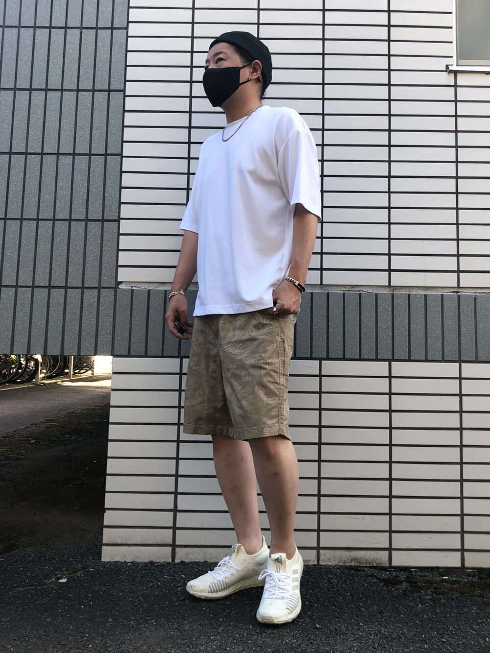 「真夏のアクティブスタイル、シンプル、今日のコーデ、夏、Ｔシャツ、スニーカーコーデ、UNIQLO、GU、ロールキャップ、白Tシャツ、ショートパンツ、ショーツ、マスク、相互フォロー、シンプルコーデ」｜「adidas Originalsの【adidas】PureBOOST LTD（スニーカー、ホワイト系）」を使った、らっしー［相互フォロー］さん（メンズ・169cm）の夏コーディネートの3枚目の写真