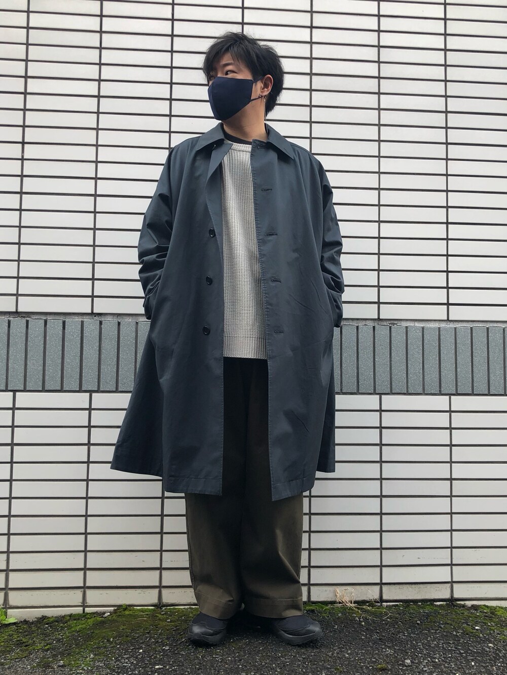 「オトナカジュアル、今日のコーデ、ステンカラーコート、オーバーサイズ、ワイドパンツ、NIKE、AIR MAX、UNIQLO U、Nilway、グレーニット、秋コーデ、スニーカーコーデ、相互フォロー、紅葉」｜「UNIQLO U ¥4990のベルテッドタックワイドパンツ（パンツ、グリーン系）」を使った、らっしー［相互フォロー］さん（メンズ・169cm）の秋コーディネートの2枚目の写真