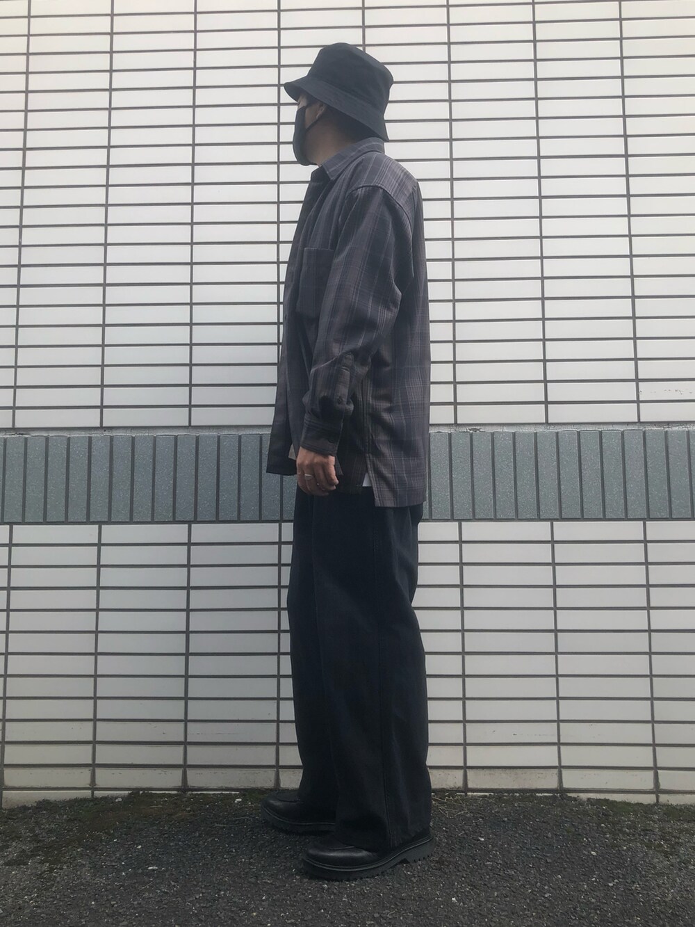 「WEARハロウィン2022、休日スタイル、今日のコーデ、秋コーデ、ワイドパンツ、バケットハット、シャツスタイル、チェック、バギーパンツ、レイヤードスタイル、モノトーン、革靴、UNIQLO、UNIQLO U、相互フォロー」｜「GU ¥3990のリアルレザーＵチップシューズ（シューズ、ブラック系）」を使った、らっしー［相互フォロー］さん（メンズ・169cm）の秋コーディネートの4枚目の写真