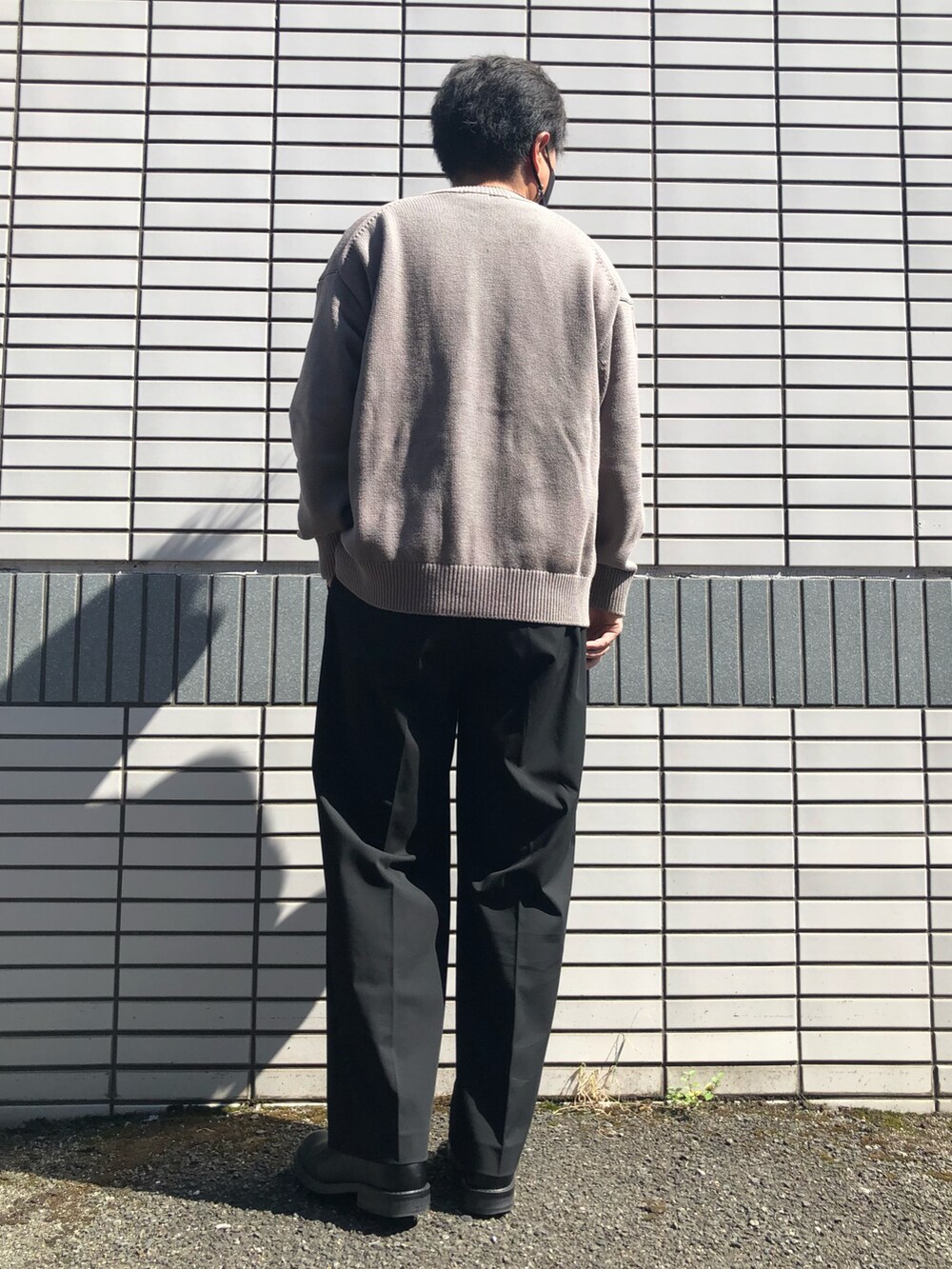 「秋のコーデ、休日スタイル、シンプルスタイル、モノトーン、タックイン、カーディガン、ワイドパンツ、韓国ファッション、革靴、UNIQLO、GU、シルバーアクセサリー、大人カジュアル、相互フォロー」｜「tk.TAKEO KIKUCHIのレザーオックスフォードシューズ（ドレスシューズ、ブラック系）」を使った、らっしー［相互フォロー］さん（メンズ・169cm）の秋コーディネートの3枚目の写真