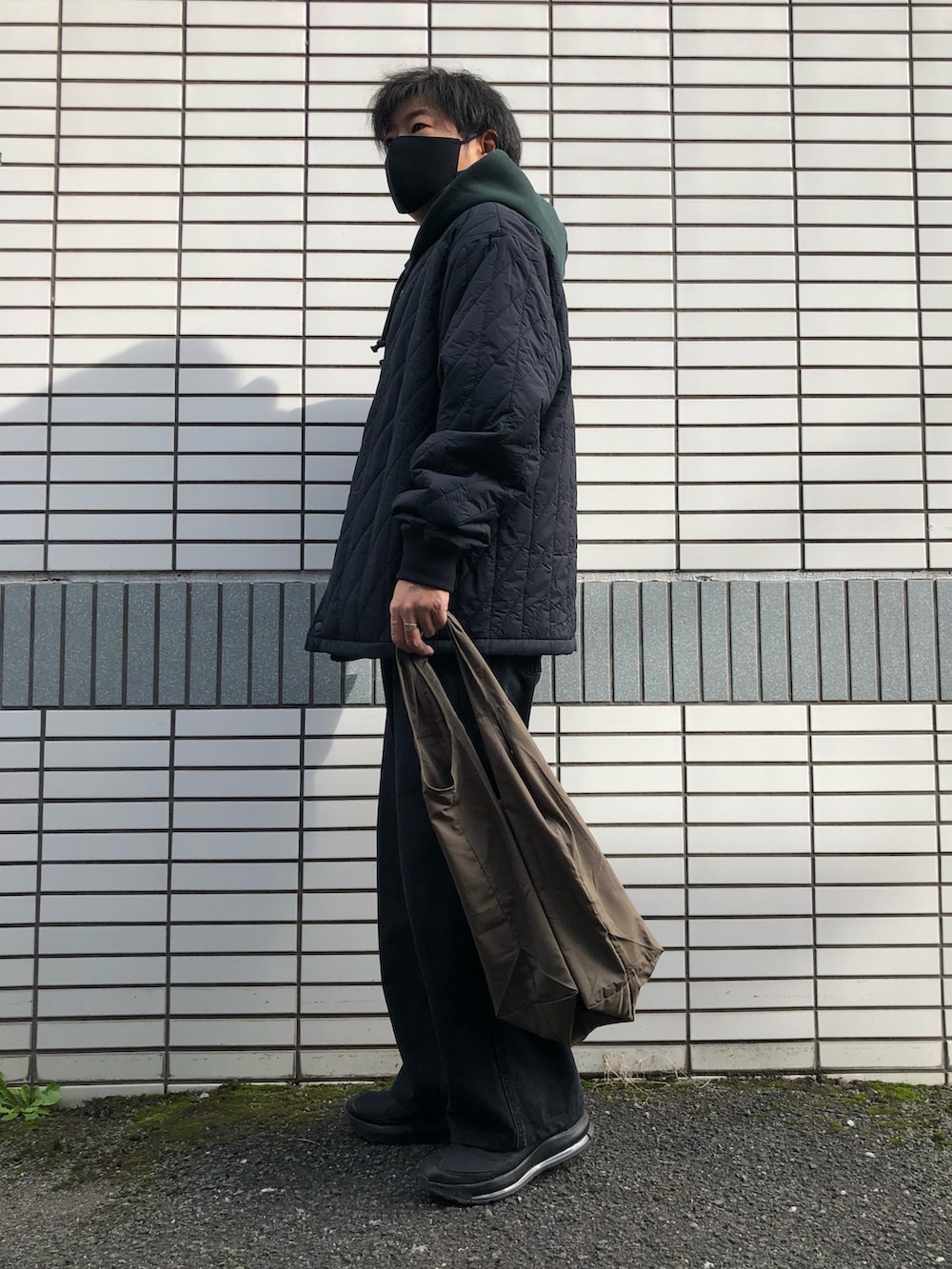 「キルティングジャケット、キルティング、パーカー、バギーパンツ、デニム、エアマックス、UNIQLO、GU、スニーカー、カジュアルコーデ、冬コーデ、オーバーサイズ、相互フォロー、低身長、ユニクロ」｜「NIKEのNIKE/ナイキ スニーカー AIR MAX AP/ エアマックス スニーカー ランニング CU4826-010/CU4826-100/CU4826-104/CU4826-001（スニーカー、ブラック系）」を使った、らっしー［相互フォロー］さん（メンズ・169cm）の冬コーディネートの3枚目の写真