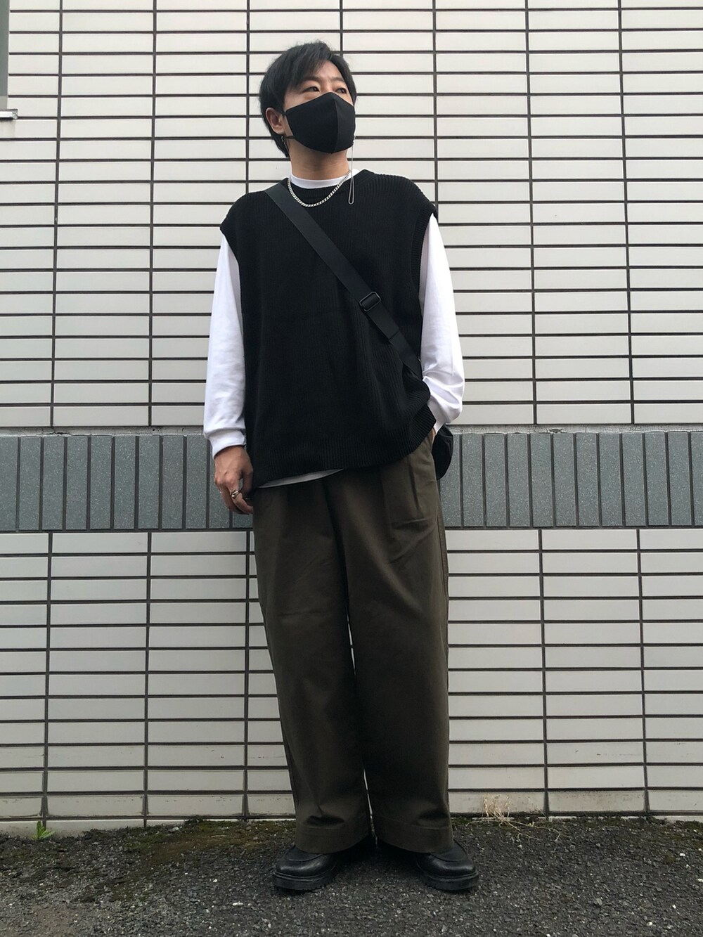 「秋のコーデ、シンプル、大人カジュアル、シンプルコーデ、低身長コーデ、ショルダーバッグ、レイヤードスタイル、ニットベスト、モノトーン、ワイドパンツ、タックパンツ、革靴、GU、UNIQLO U、相互フォロー」｜「GU ¥3990のリアルレザーＵチップシューズ（シューズ、ブラック系）」を使った、らっしー［相互フォロー］さん（メンズ・169cm）の秋コーディネートの4枚目の写真