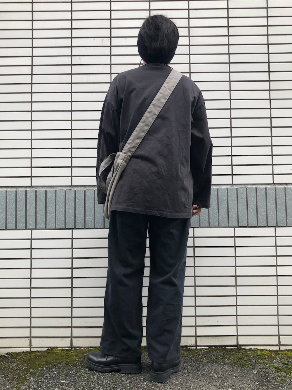 「休日スタイル、シンプルコーデ、ビッグシルエット、オーバーサイズ、WYM、WYM LIDNM、デカバッグ、ワイドパンツ、バギーデニム、スクエアトゥ、ヘッドバンド、ヘアバンド、シルバーアクセサリー、相互フォロー」｜「UNIQLO ¥3990のバギージーンズ（デニムパンツ、グレー系）」を使った、らっしー［相互フォロー］さん（メンズ・169cm）の春コーディネートの3枚目の写真