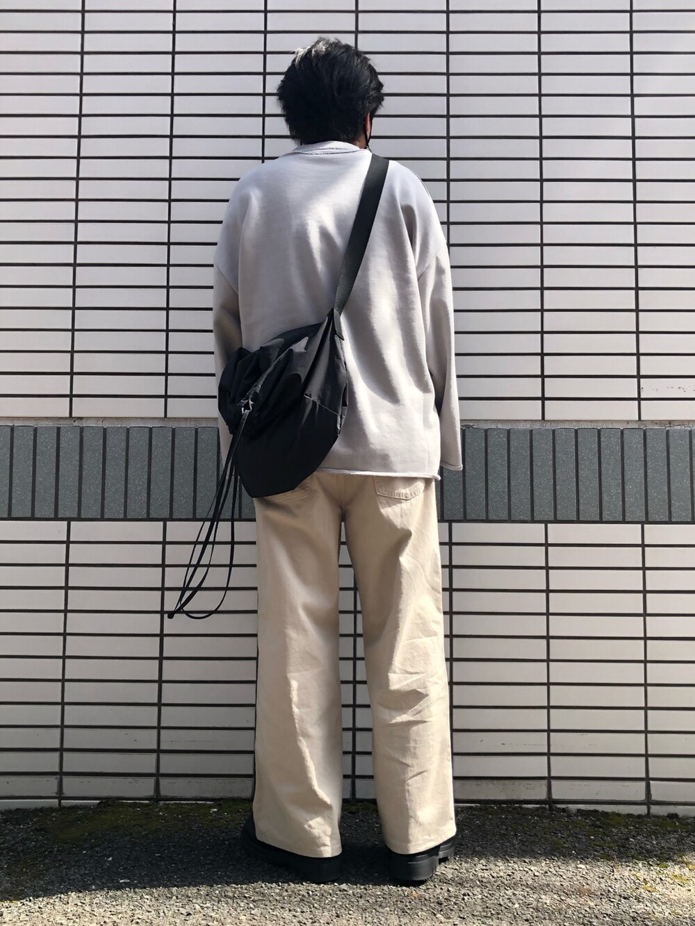 「カジュアル、春、春服デビュー宣言、ダメージスウェット、Nilway、バギーデニム、UNIQLO、革靴、tk.TAKEO KIKUCHI、ショルダーバッグ、オーバーサイズ、相互フォロー、淡色コーデ」｜「tk.TAKEO KIKUCHIのスクエア3ホールボリュームシューズ（ドレスシューズ、ブラック系）」を使った、らっしー［相互フォロー］さん（メンズ・169cm）の春コーディネートの2枚目の写真